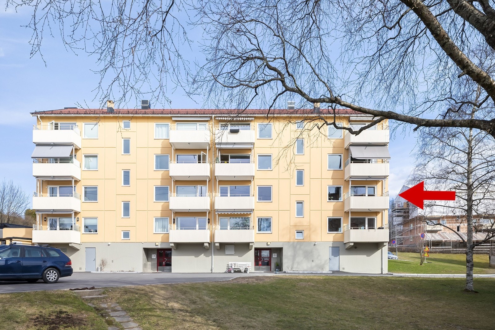 Fasaden - flott beliggenhet i byggets andre etasje Galleribilde