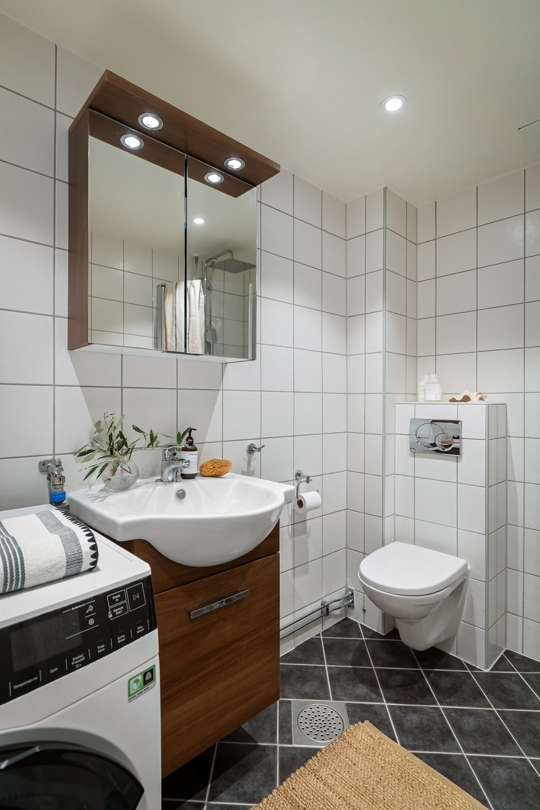Et pent, flislagt bad med varmekabler, nye LED-downlights i himling og opplegg for vaskemaskin (AEG vaskemaskin fra 2023 medfølger) Galleribilde