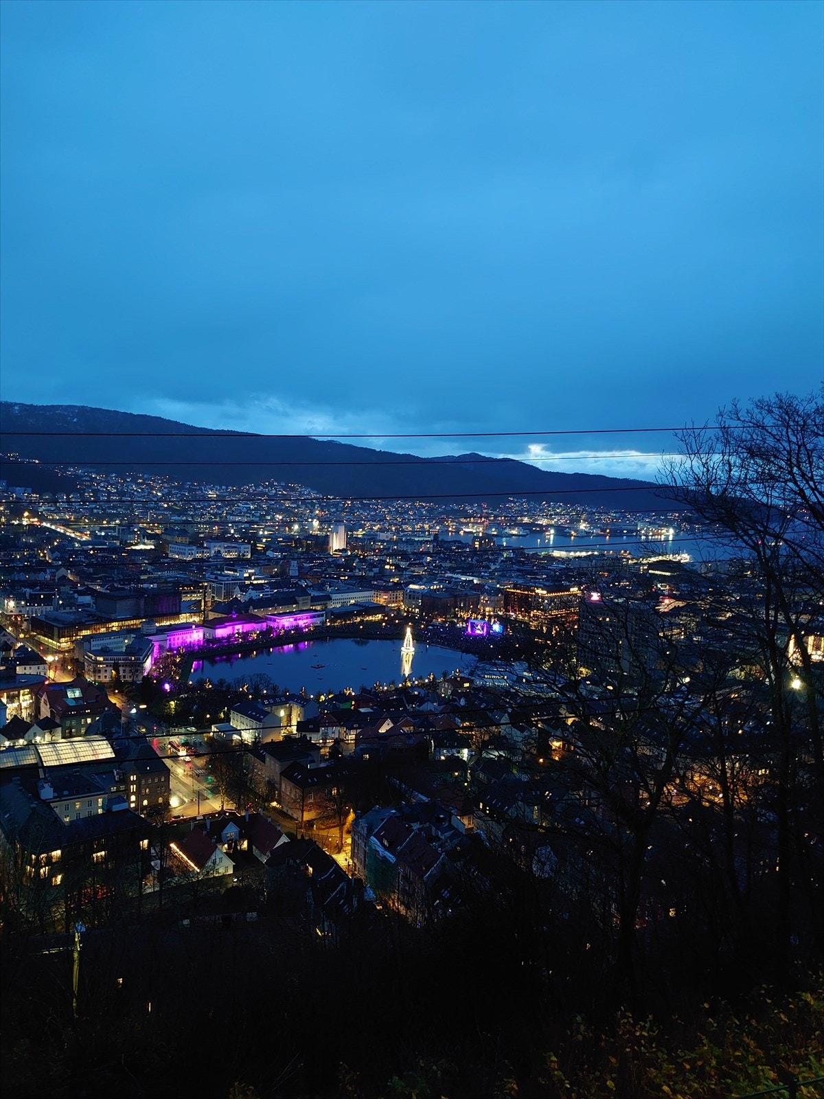 Også på kveldstid er utsikten over byens lys et vakkert skue. Bildet er tatt i anledning lysfesten. Galleribilde