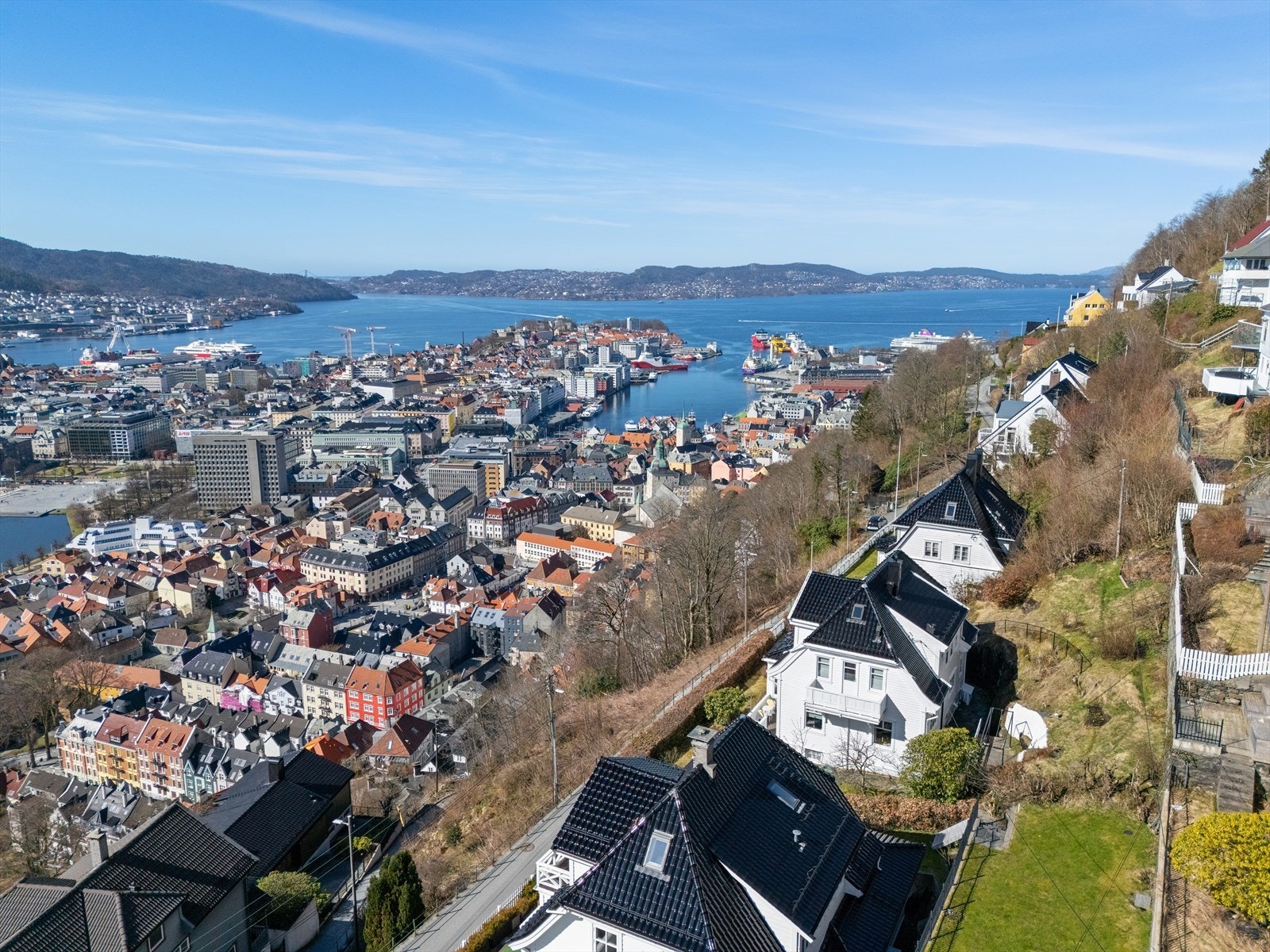 Det unike med denne adressen er den vidstrakte utsikten fra Ulriken på 180 grader til Askøy. Galleribilde