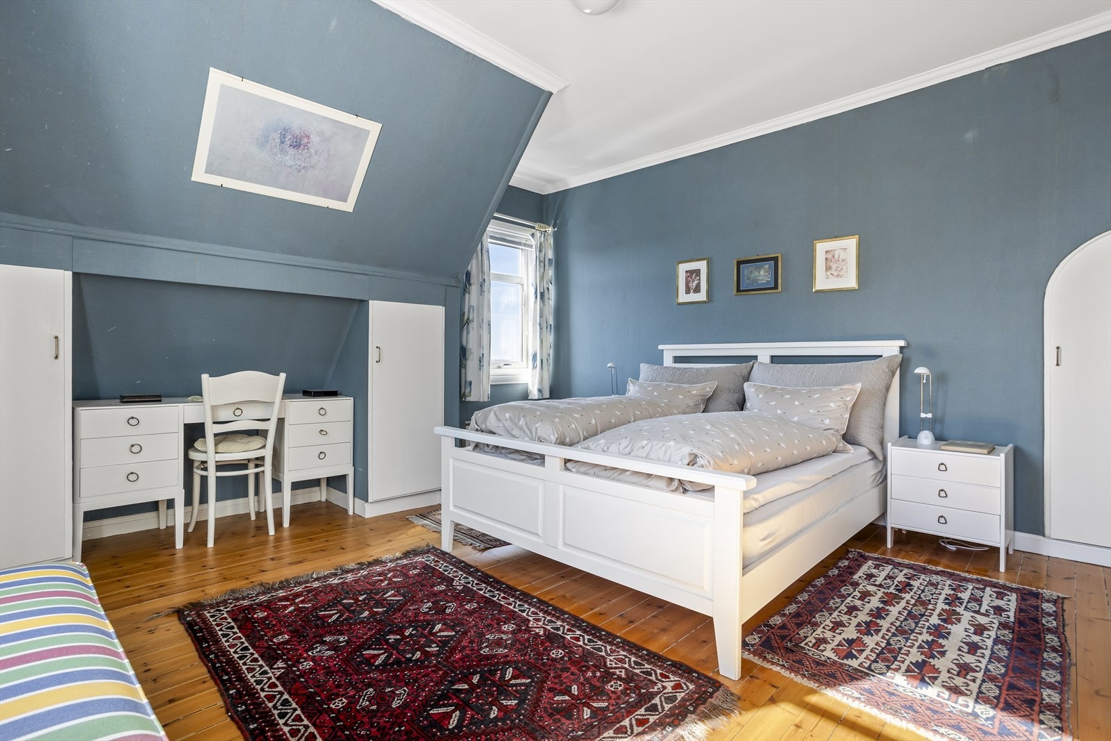 Hovedsoverommet på ca. 17 m² har god plass til dobbeltseng og garderobeløsninger. Her er det også utgang til en sørvendt balkong, perfekt å nyte morgensolen! Galleribilde