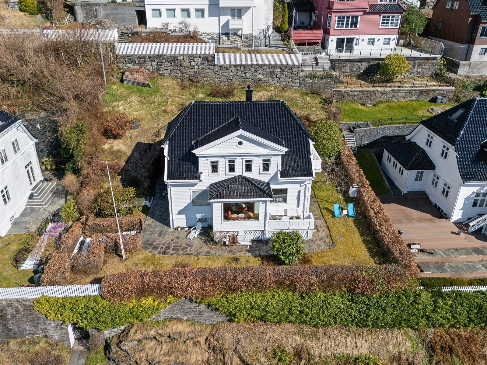 En herskapelig og velholdt enebolig fra 1930. Taket er tekket med sort, glasert tegltakstein fra 2006. Galleribilde