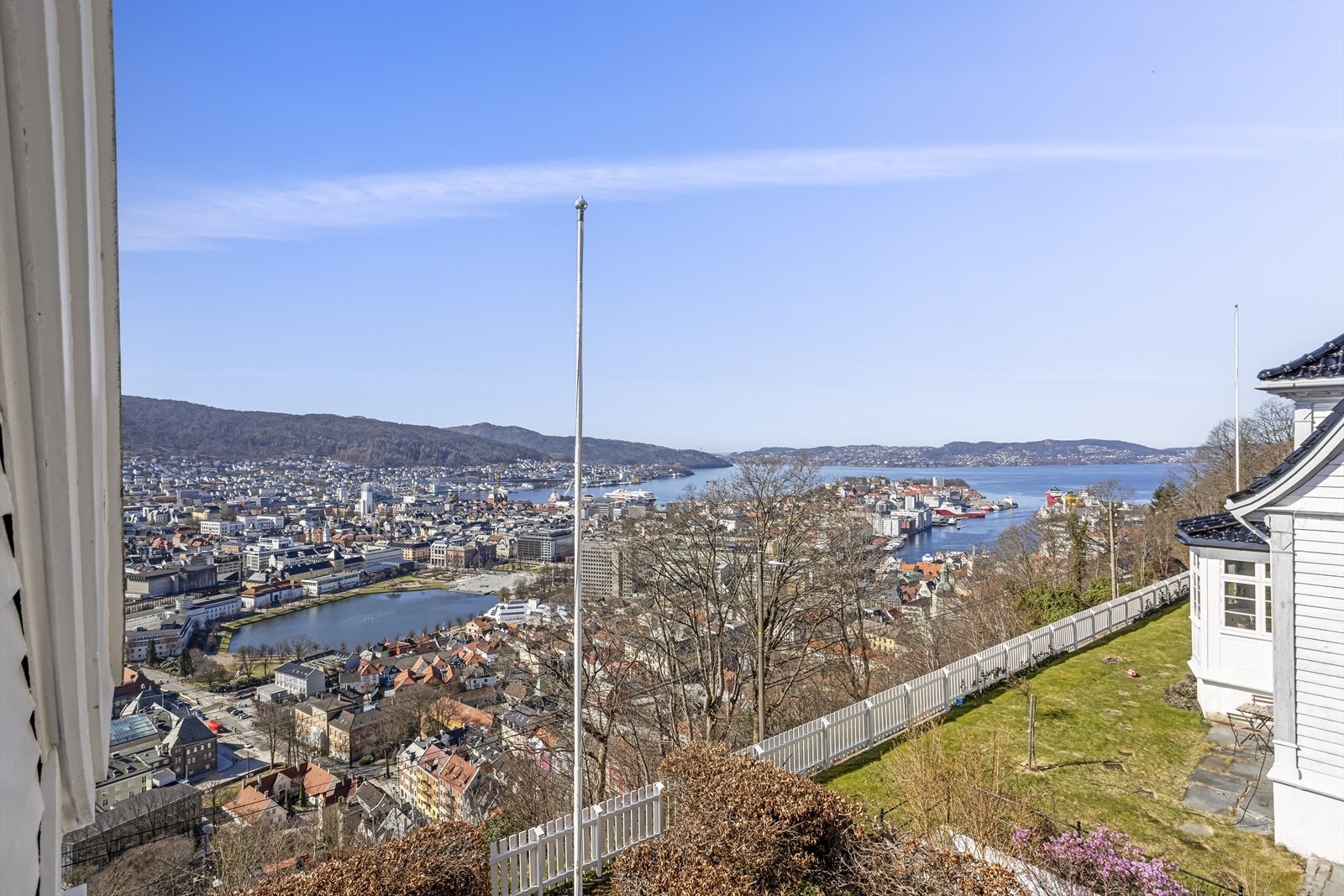 Fantastisk utsikt fra det ene soverommet i 2.etasje. Full oversikt over byen! Galleribilde