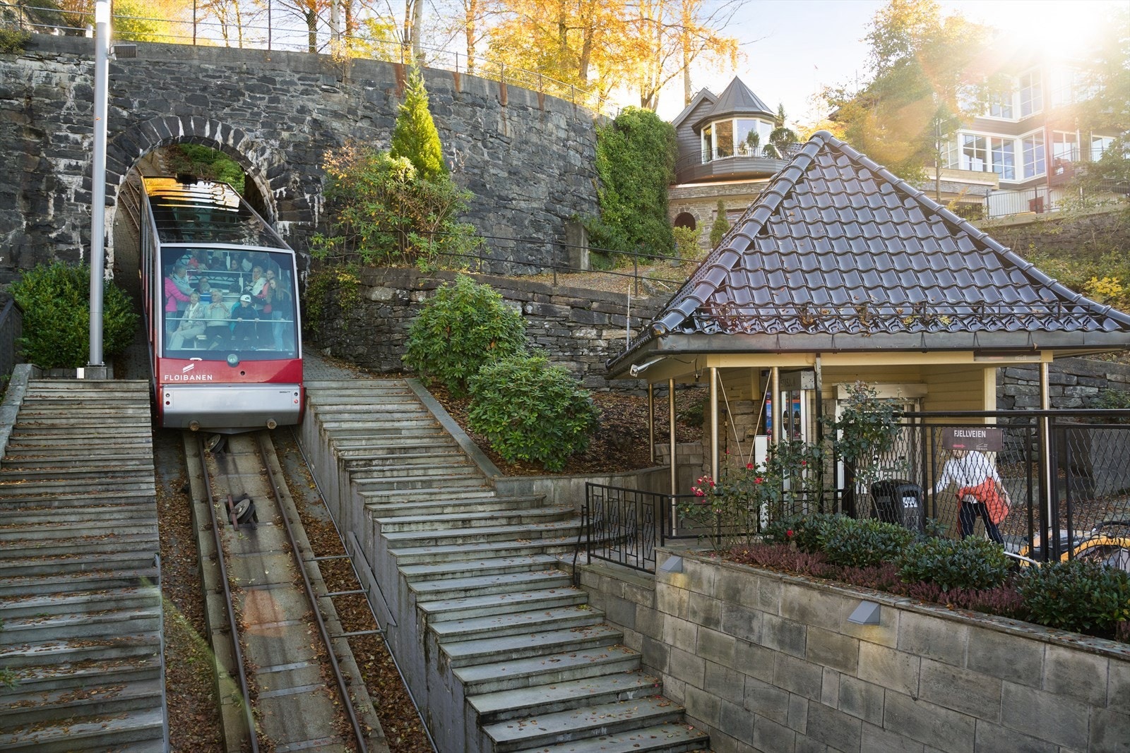Nærmeste transportsmiddel (ca 5 min fra eiendommen) tar deg ned til kjernen i sentrum på få minutter. Galleribilde