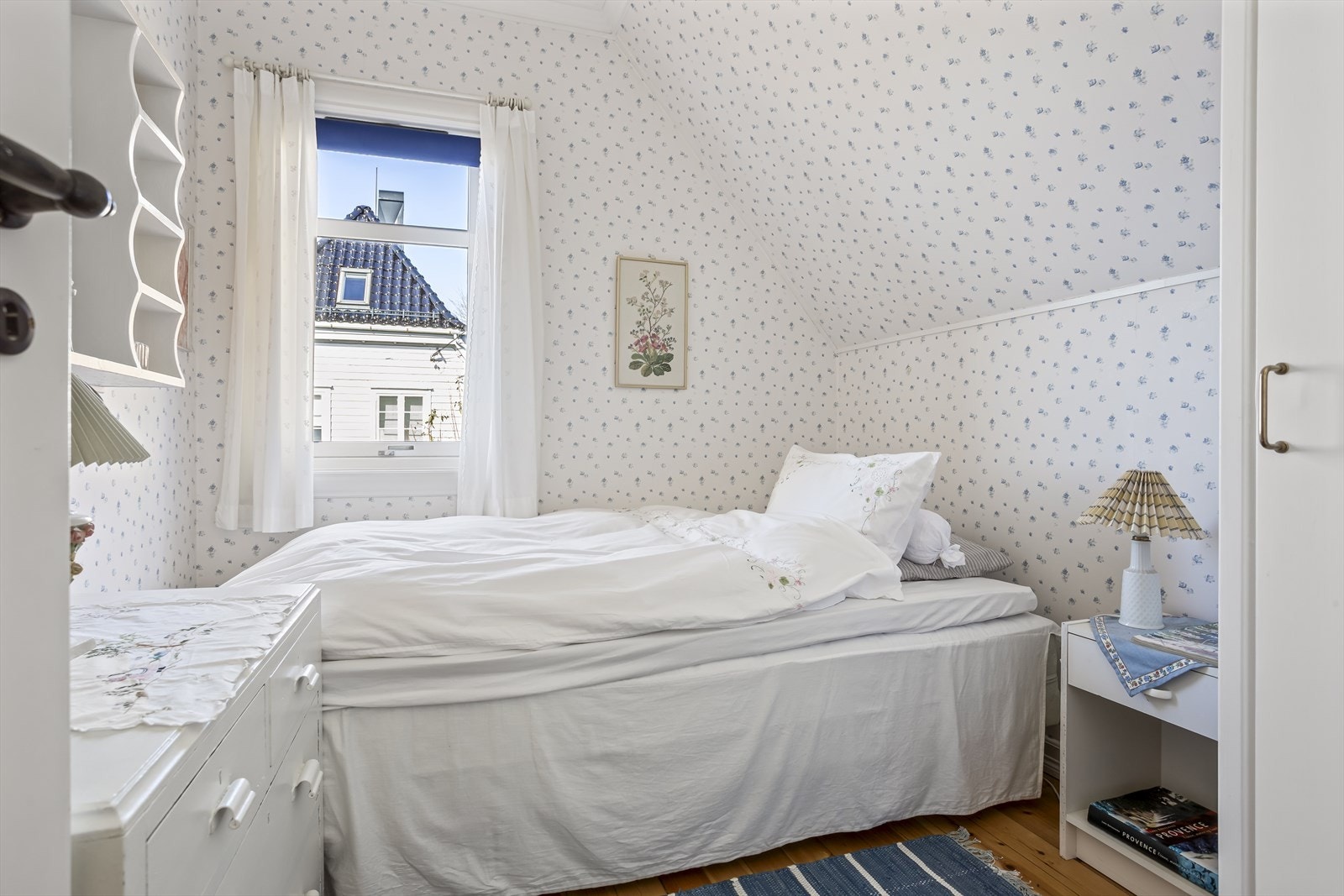 Et av etasjens fire soverom, ideelt som barnerom, gjesterom eller kontor. Galleribilde