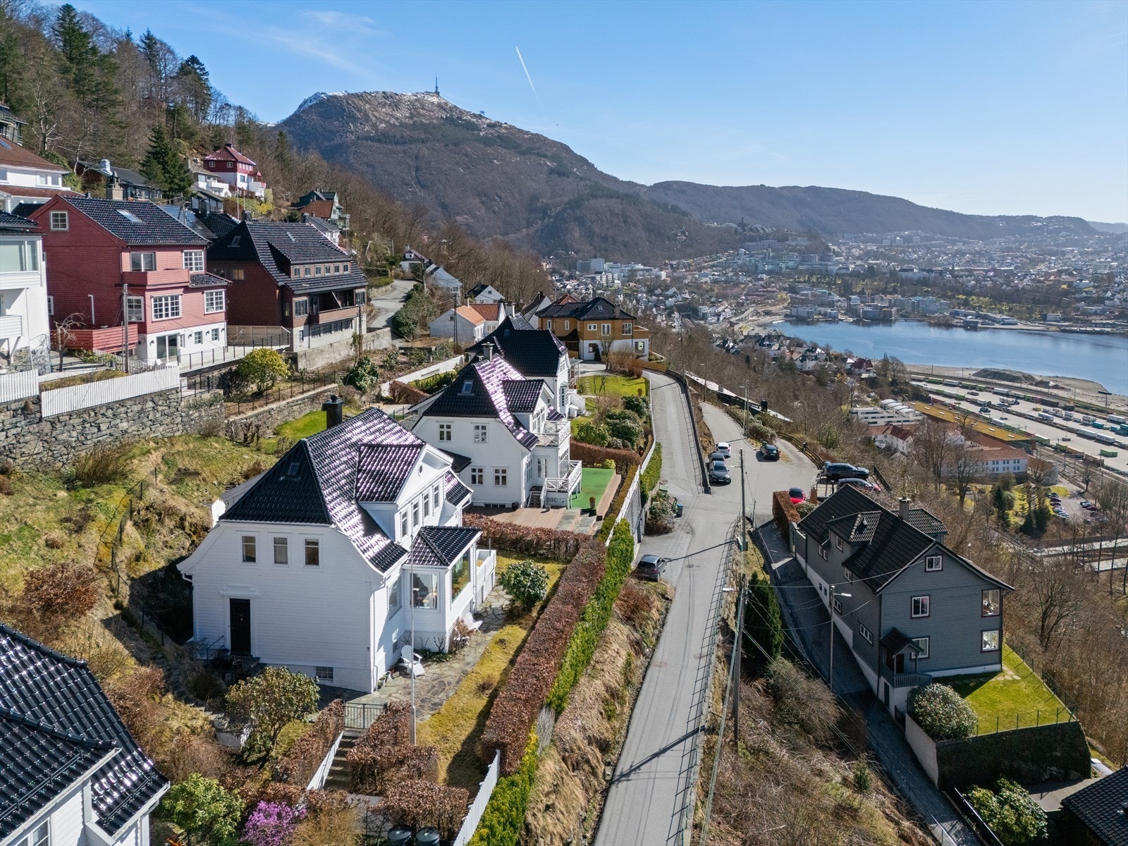 Fjellveien er et etablert og rolig nabolag, med gangavstand til sentrum og turstier rett utenfor porten. Her vises utsikten mot Ulriken, Haukeland universitetssykehus og Store Lungegaardsvannet. Galleribilde