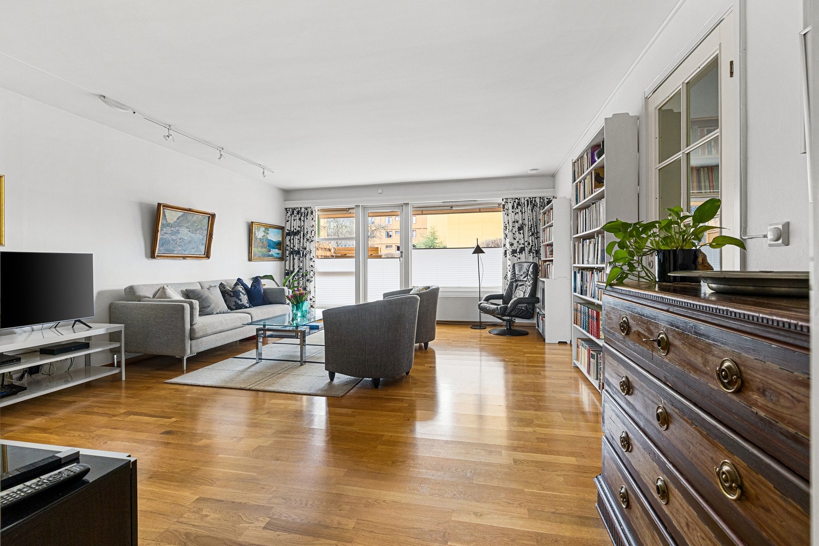 Det finnes rikelig med plass til sofaløsning, go'stoler og andre møbler. Galleribilde