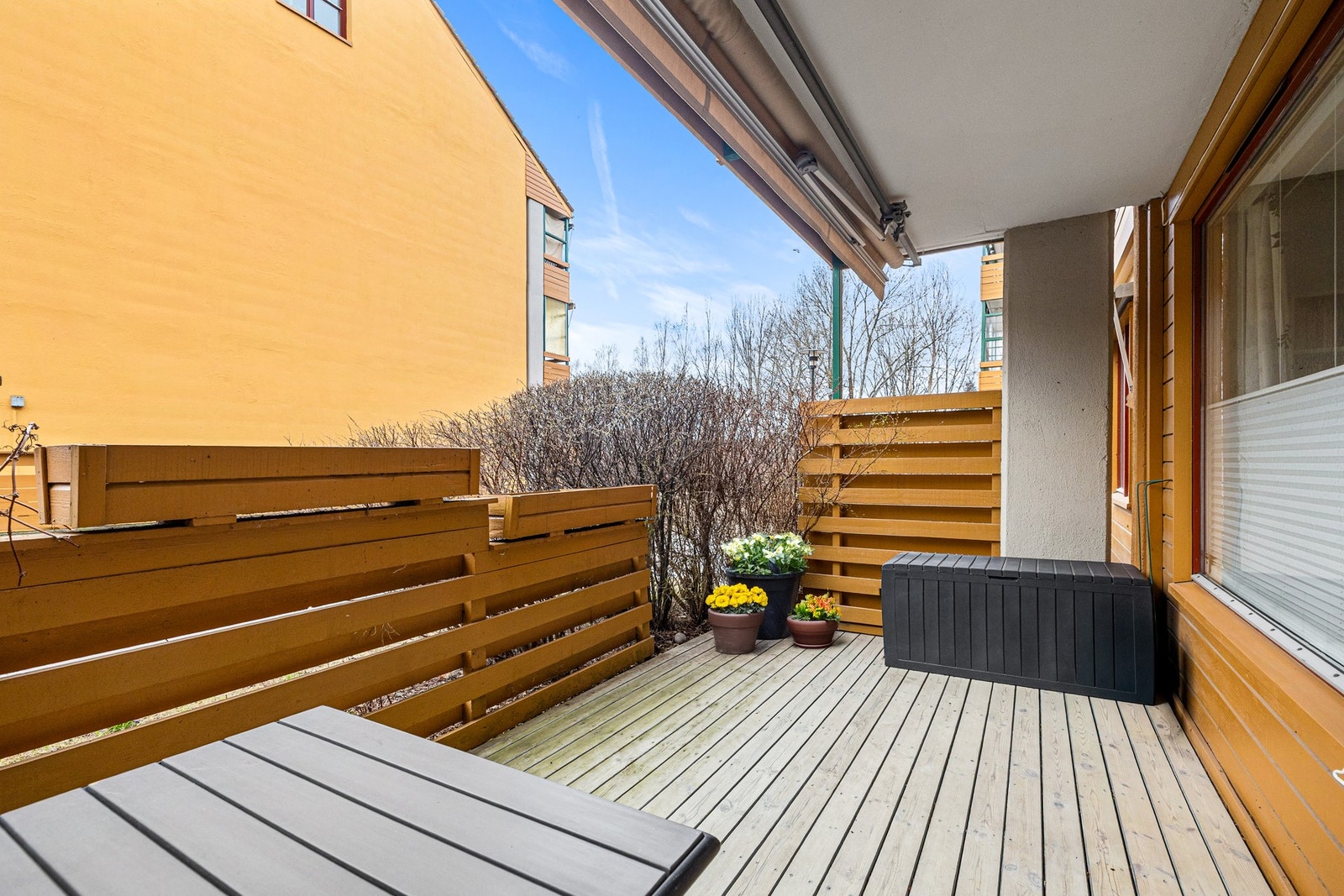 Terrassen fungerer som en naturlig forlengelse av oppholdsrommet i sommerhalvåret. Galleribilde