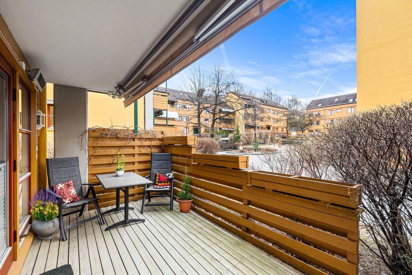 Terrassen har god plass til sittegruppe, grill og beplantning. Galleribilde