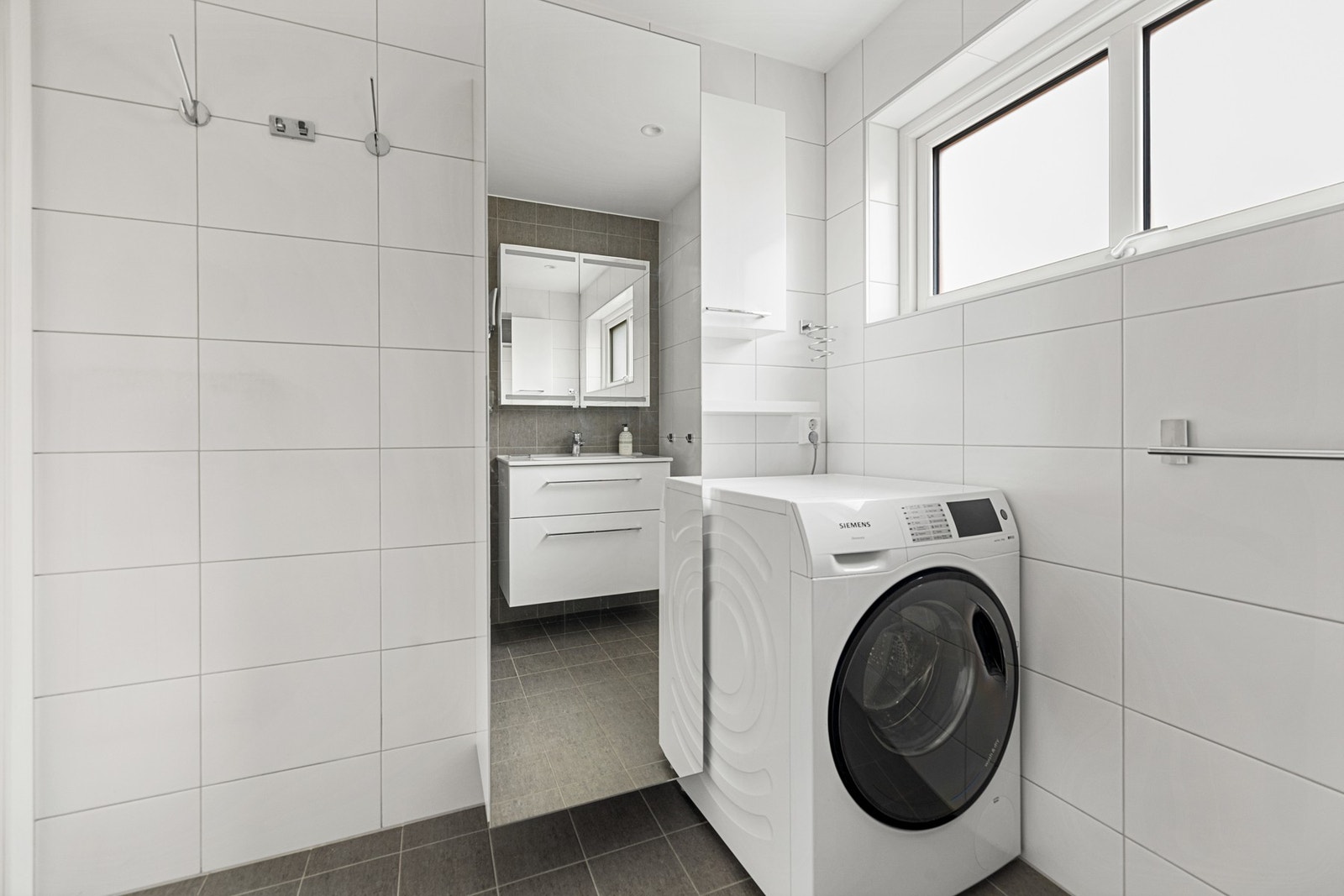 Det er opplegg for vaskemaskin og varmekabler i gulv. Badet har også vindu og mulighet for naturlig utluftning. Galleribilde