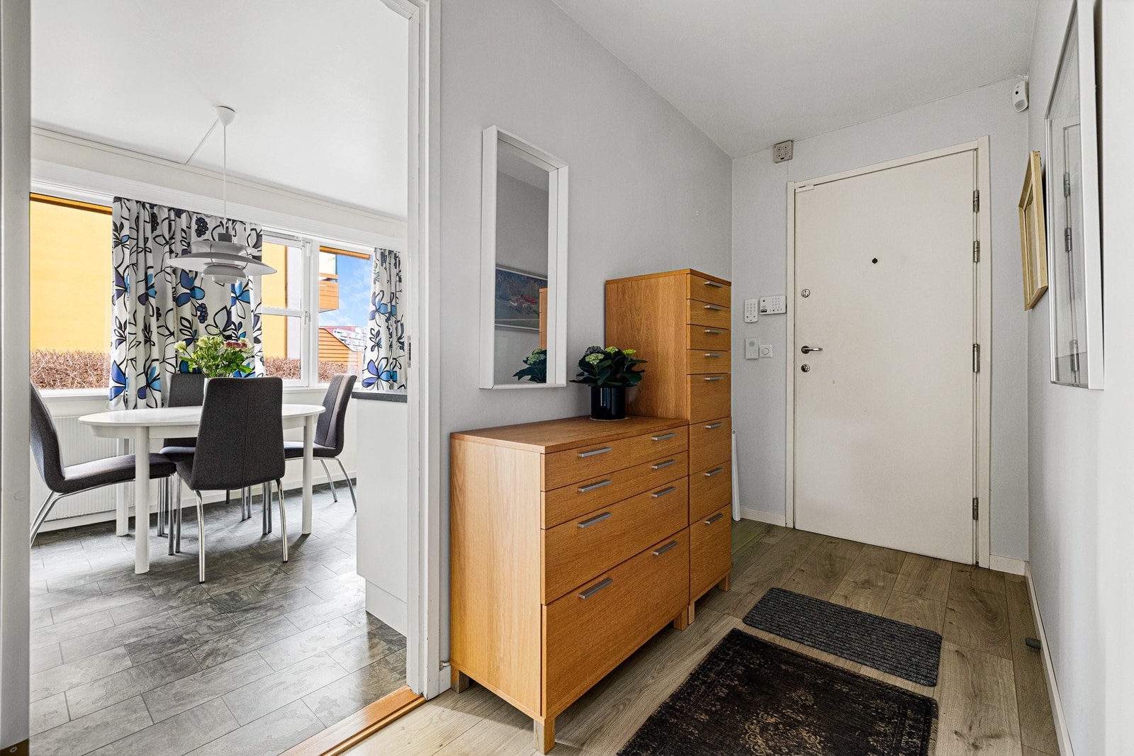 Her har du god plass til å henge fra deg yttertøyet. Galleribilde