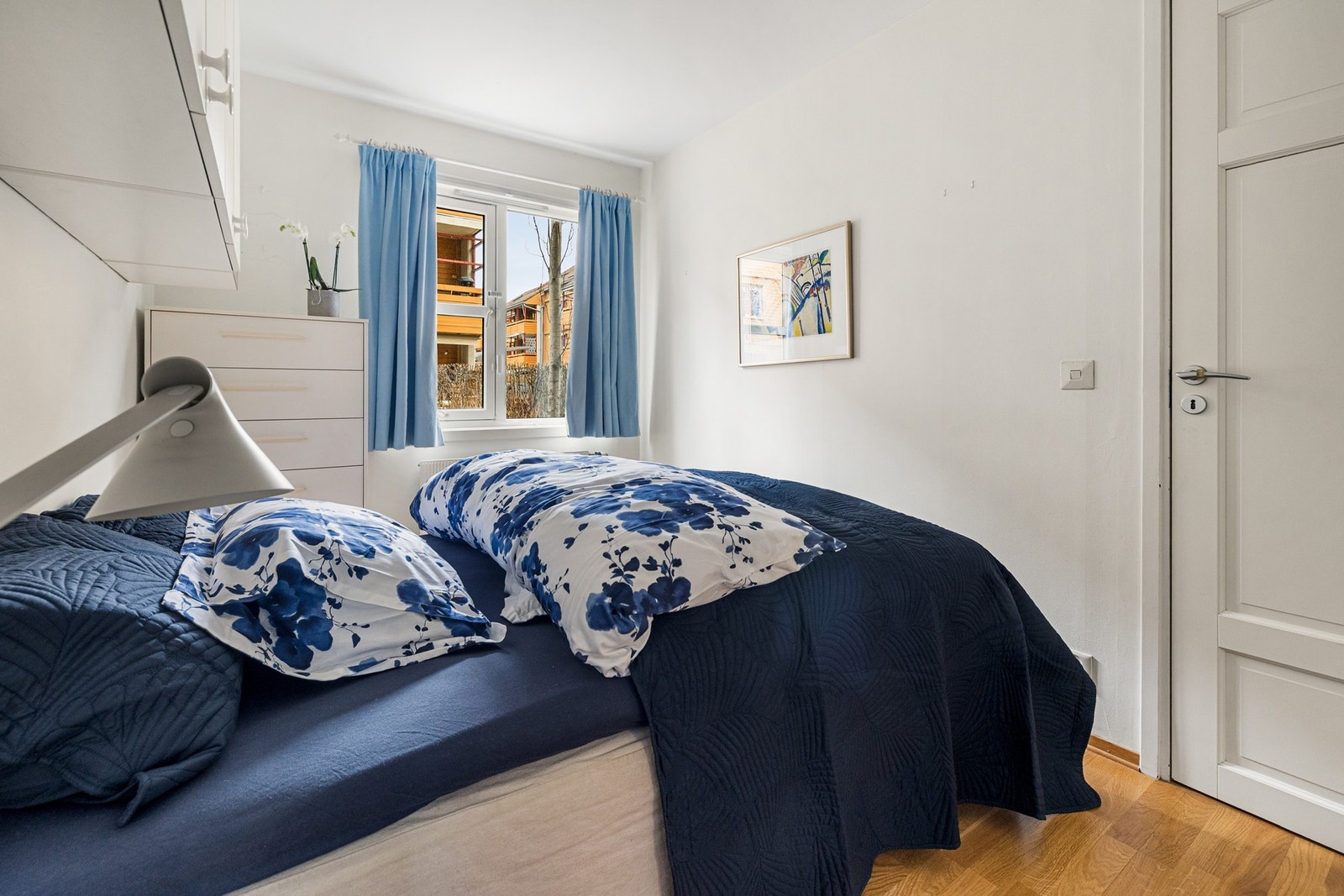 Vinduene på soverommene, som resten av boligen, vender mot et bilfritt og fint grøntområde. Galleribilde