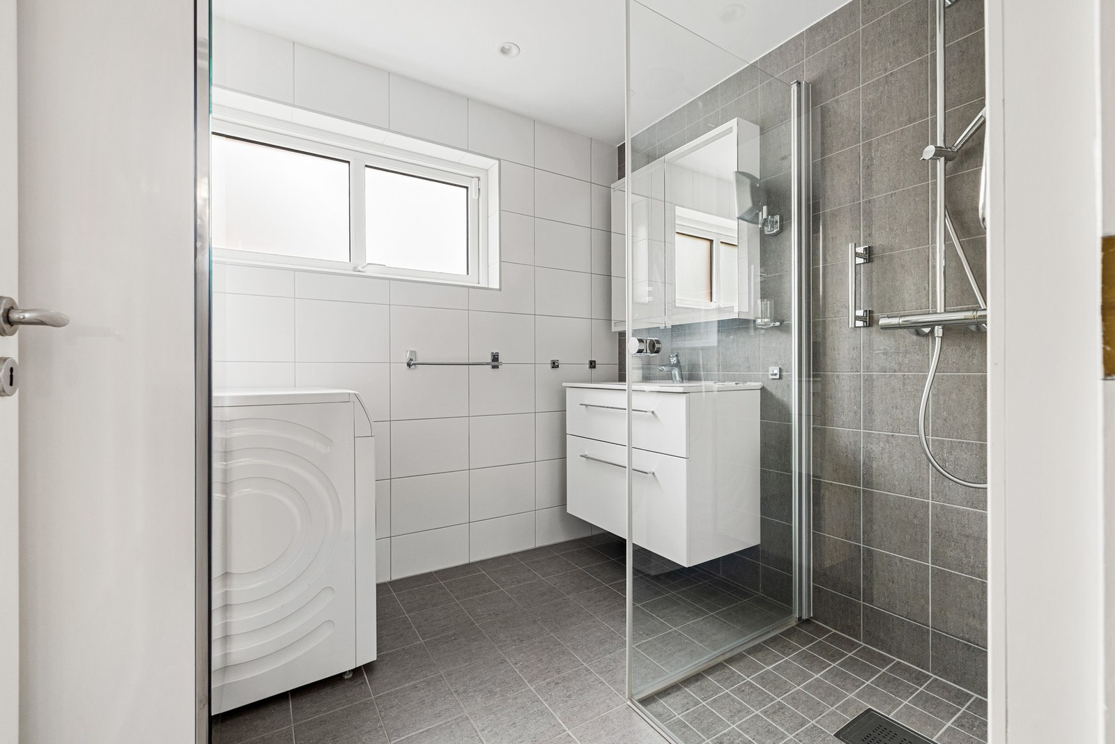 Leiligheten inneholder et pent bad som er tilknyttet det som i dag benyttes som hovedsoverom. Badet ble totaloppusset i 2019, og fremstår som delikat med flislagte gulv- og vegger. Galleribilde