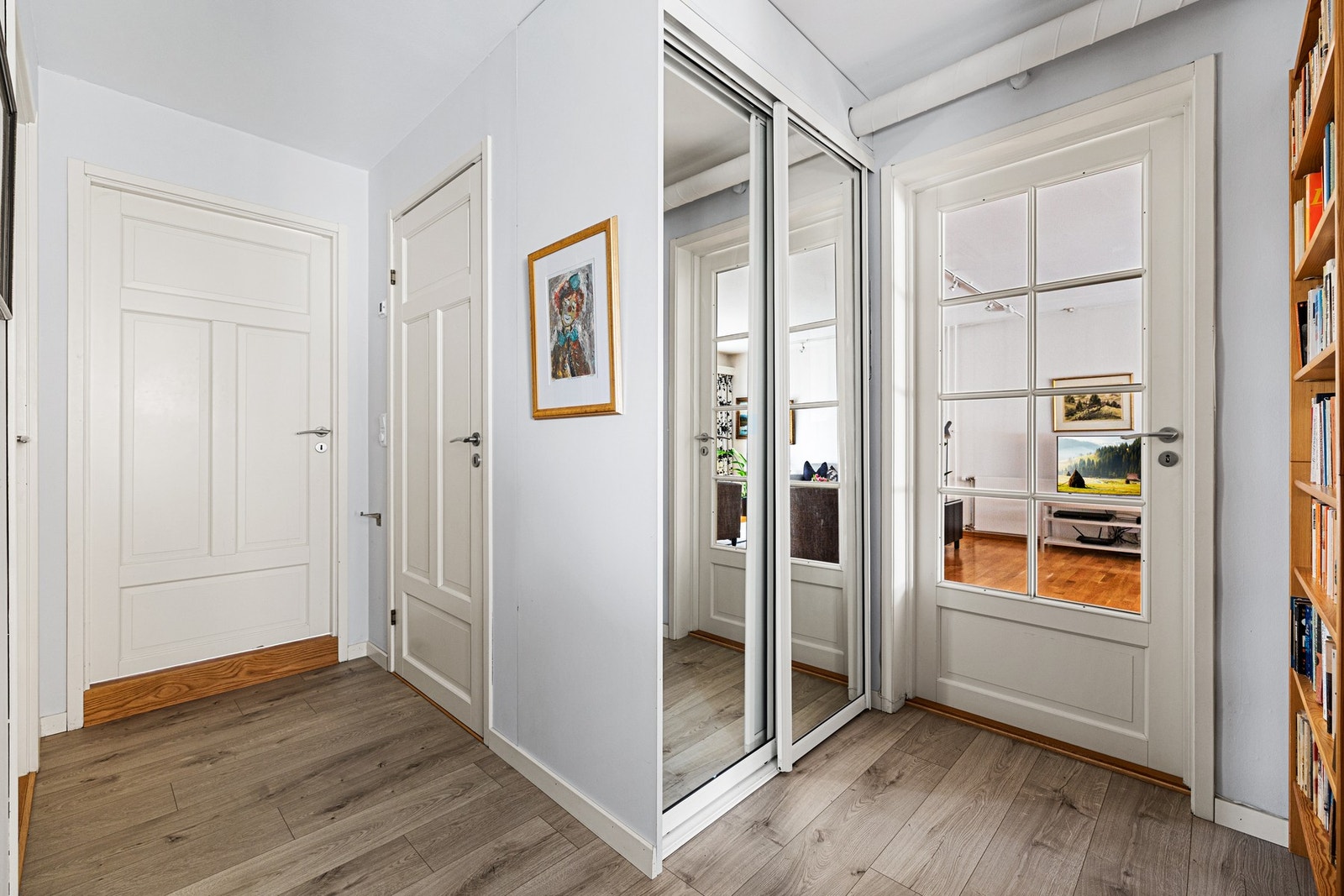 Vel inne i boligen møter du en romslig entré, med skyvedørsgarderobe. Galleribilde
