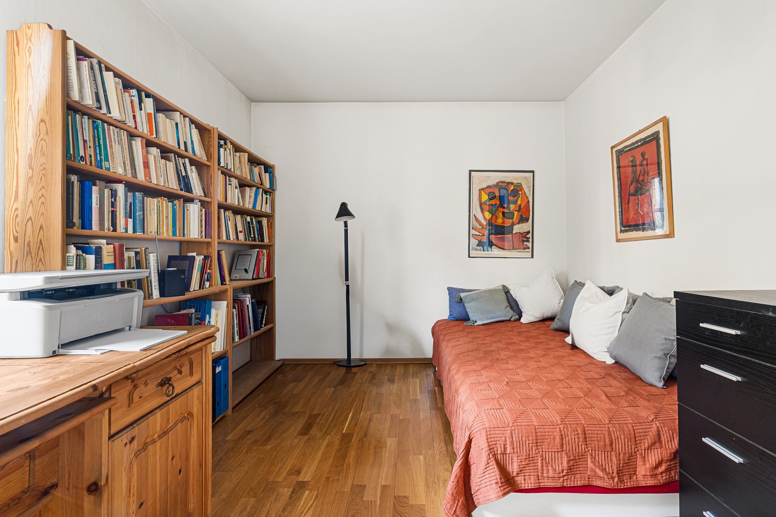 Det er god plass til garderobeløsning og skyvedørsgarderobe montert på begge soverommene. Galleribilde