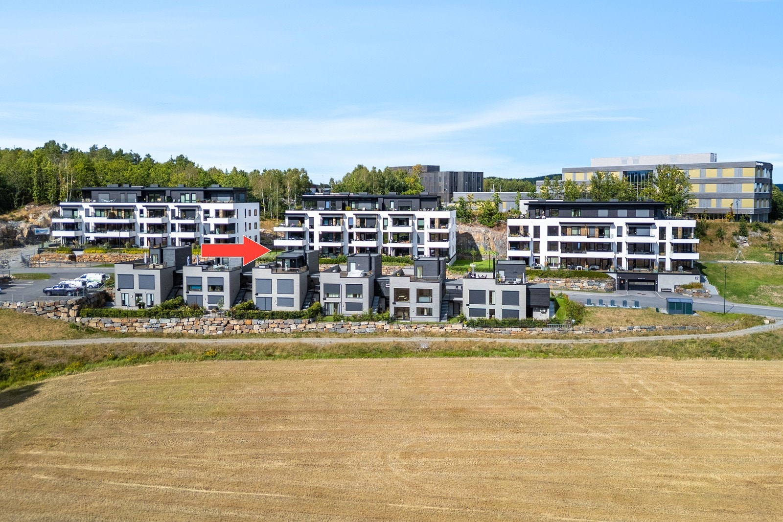 Leiligheten ligger i høy 1. etasje med romslig terrasse Galleribilde
