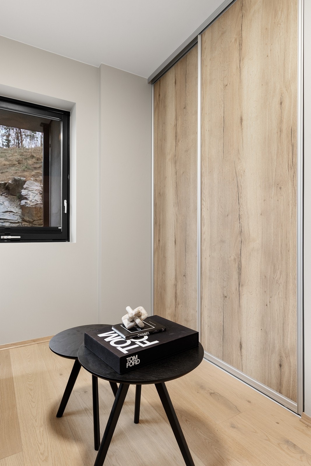Hendig skyvedørsgarderobe langs den ene veggen på gjesterommet Galleribilde