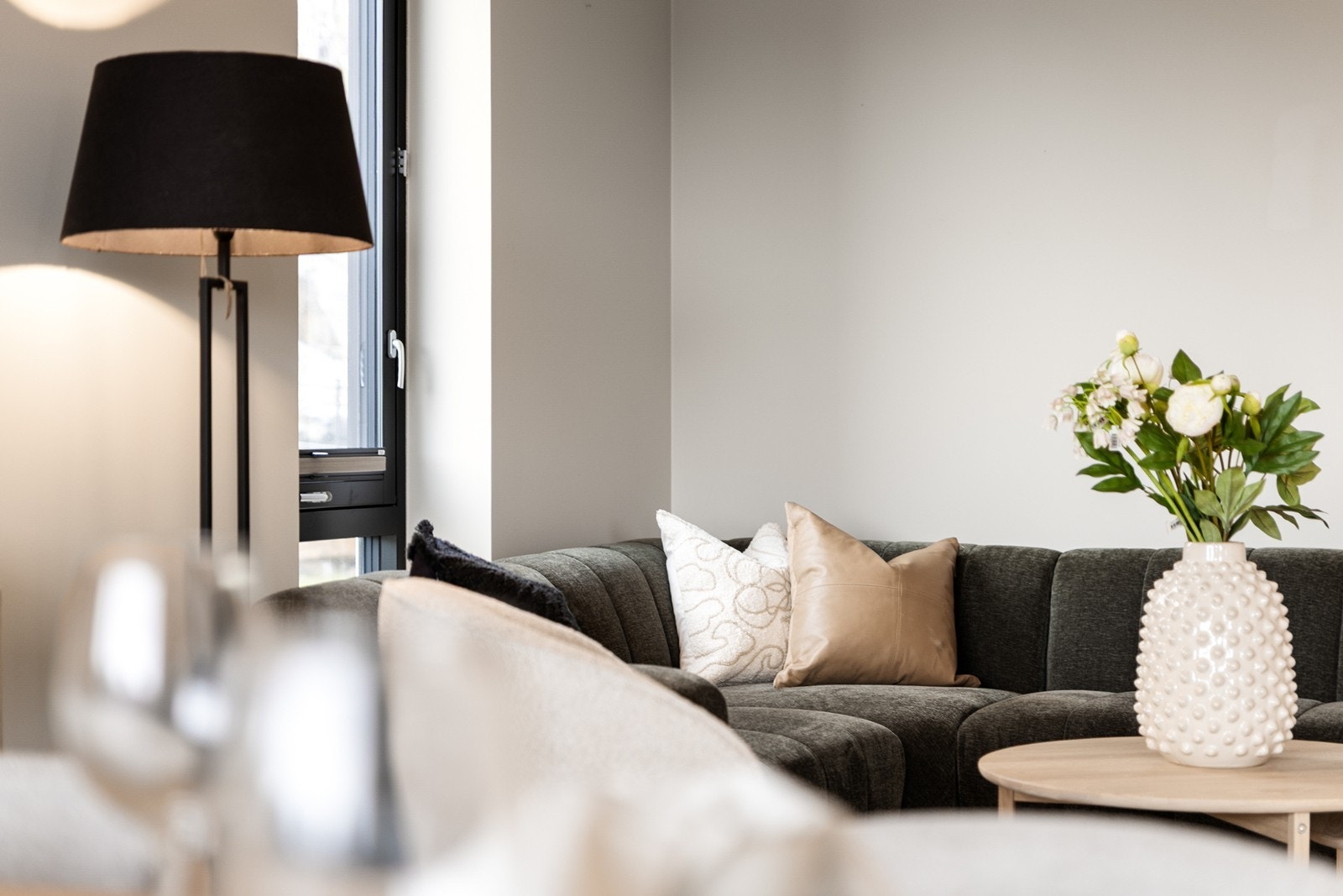 Store vindusflater slipper inn rikelig med naturlig lys og bidrar til en lys og trivelig atmosfære. Galleribilde