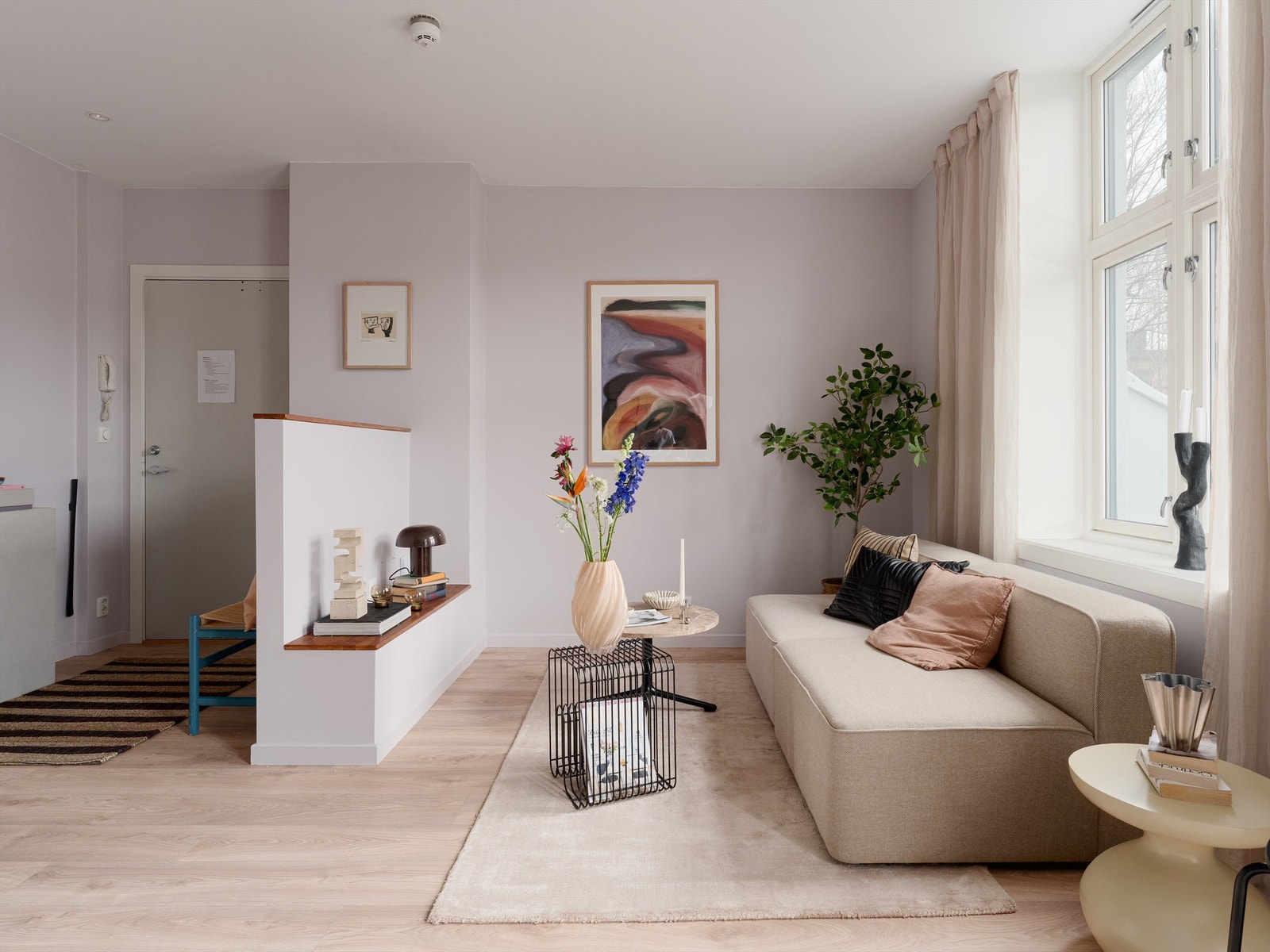 Vel innendørs igjen finner vi stuen med en smart halvvegg til tv`n. Stuen er lys og luftig, med god plass til en sofagruppe. Galleribilde