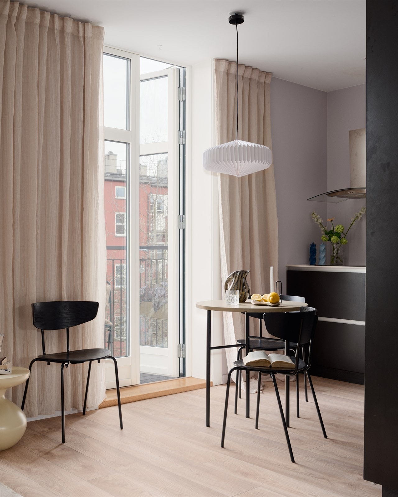Ved balkongen er det plass til en fin spiseplass som bader i naturlig lys fra de store glassdørene. Galleribilde