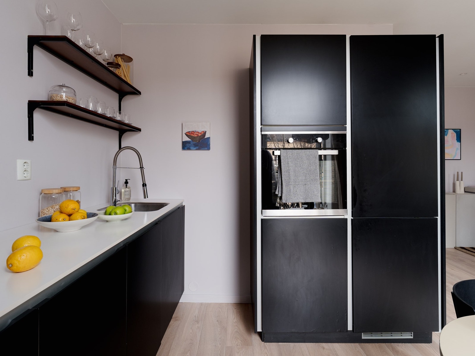 Med slitesterk benkeplate og rene linjer får detaljene skinne, mens du får plassen du trenger til dine kokkekunster. Galleribilde