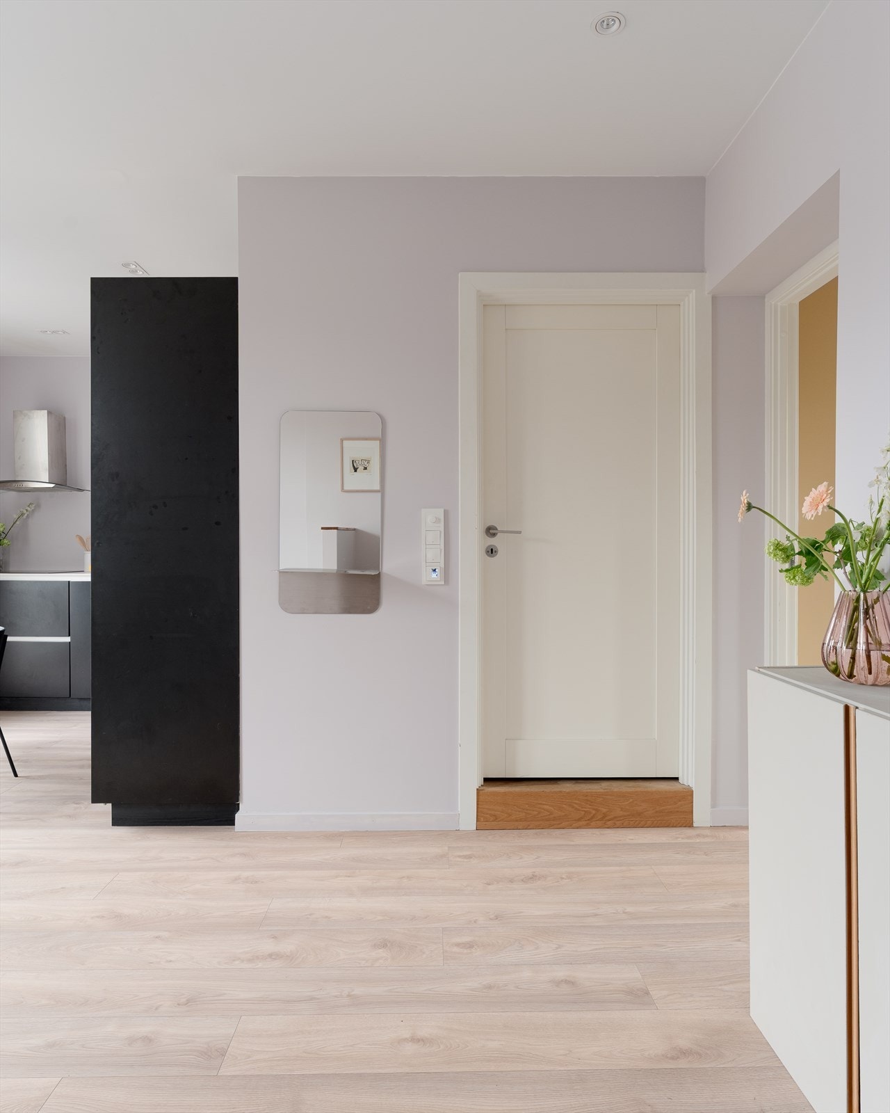 Det er slitesterke laminatgulv i leiligheten som demper angsten for småstein og våte sko. Badet gjemmer seg bak døra rett frem. Galleribilde