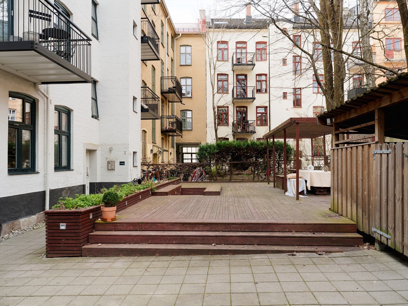 Bakgården til borettslaget er sjeldent godt utynyttet; Her er det pergola, sittegrupper og sykkelparkering. Galleribilde