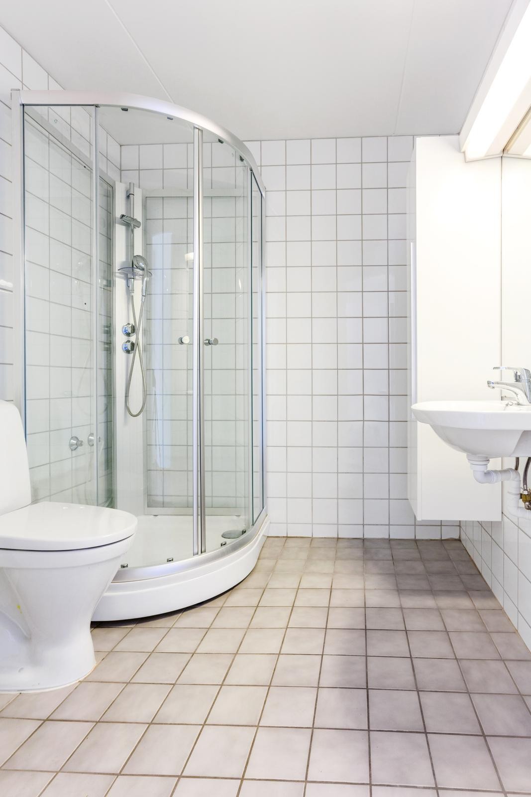 Pent flislagt bad. Opplegg for vaskemaskin. Galleribilde