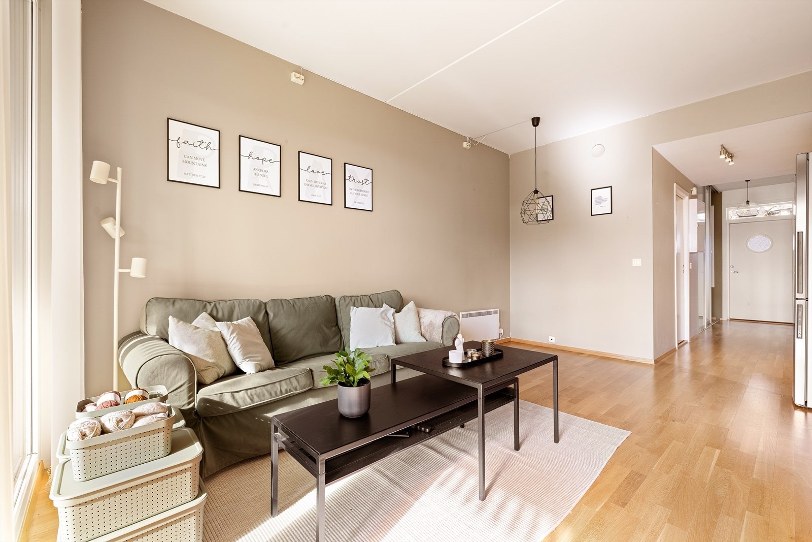 Det er plass til både sofagruppe og en mindre spisegruppe i stuen. Galleribilde