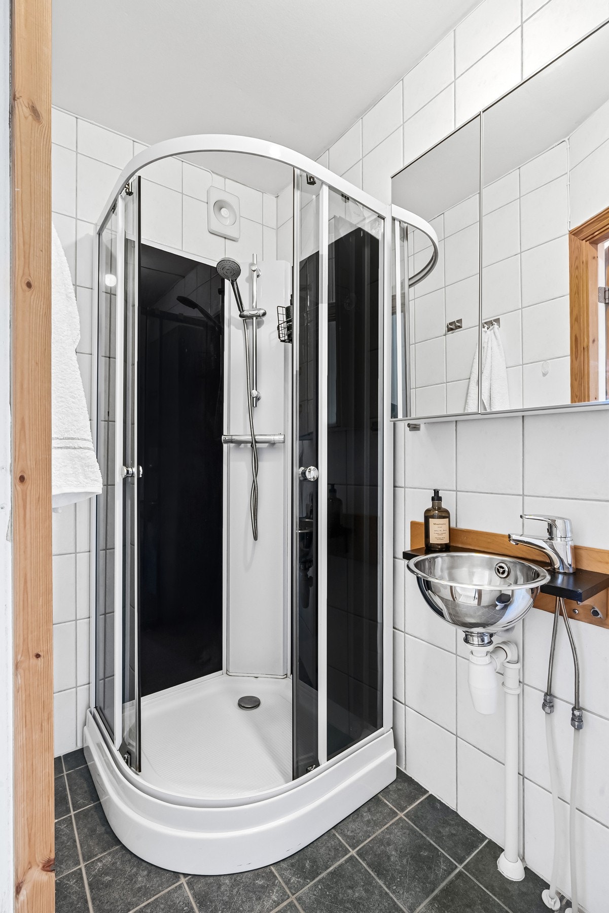 Badet har dusjkabinett Galleribilde