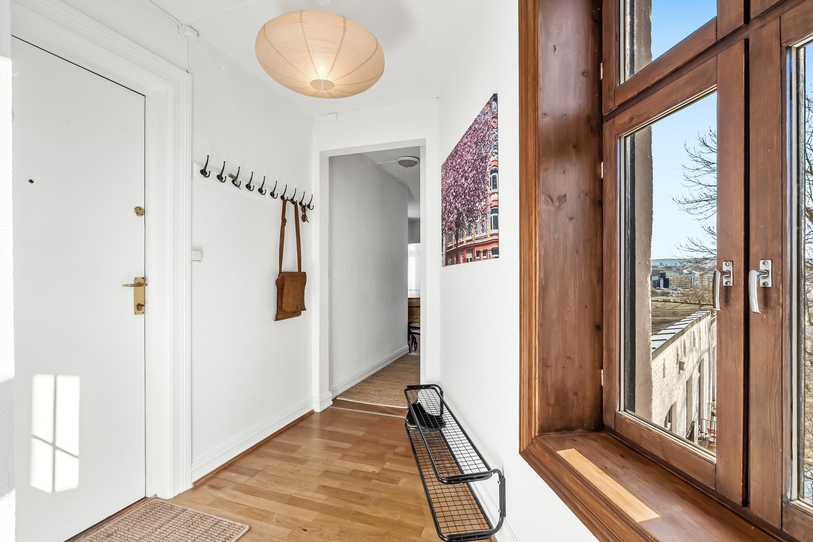 Lys og innbydende entré med god plass til yttertøy Galleribilde