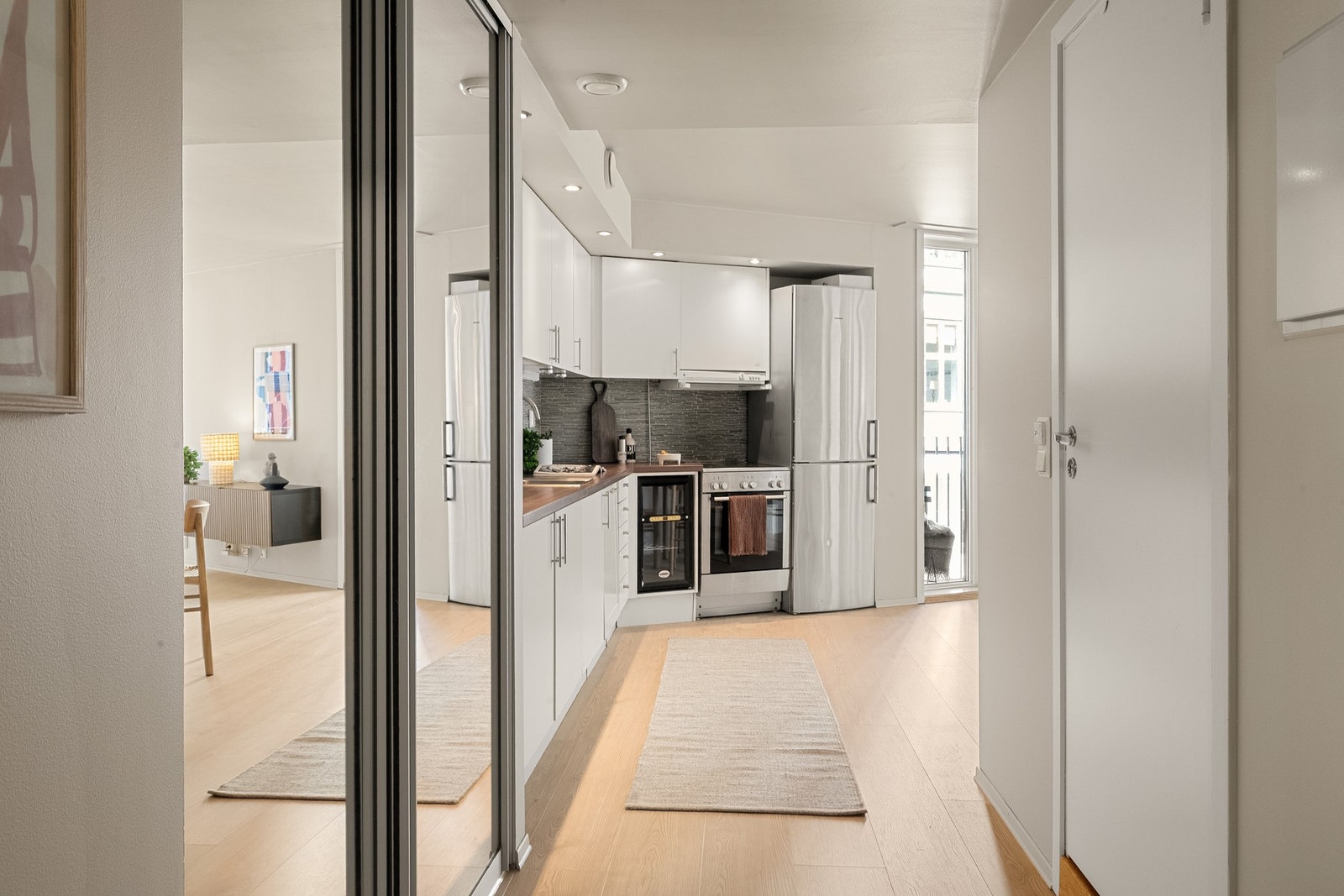 Flott entré/gang med god lagringsplass i praktisk skyvedørsgarderobe for smart oppbevaring av yttertøy og sko. Galleribilde