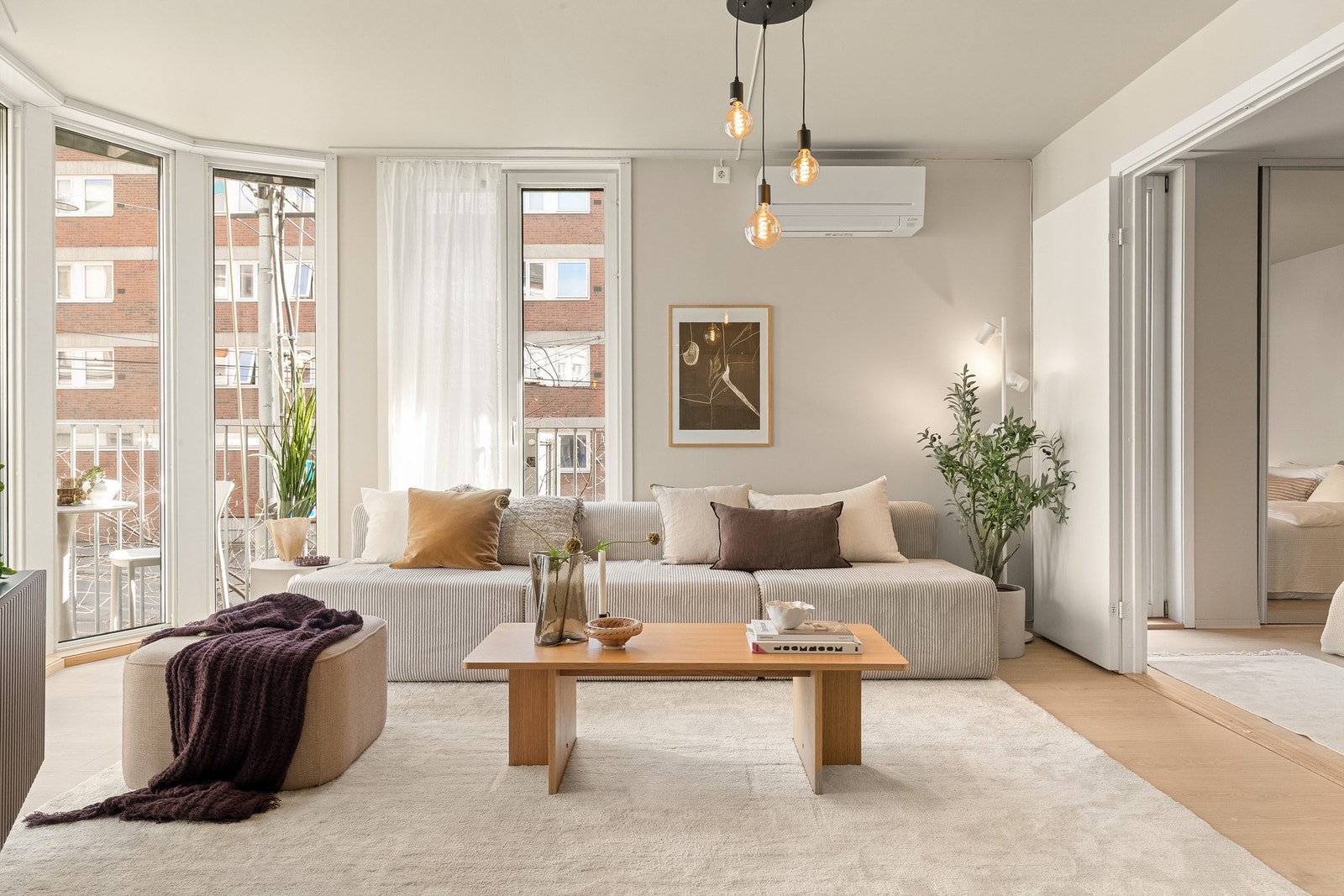 Boligen er påkostet med nytte, pent laminatsgulv fra 2026. Galleribilde