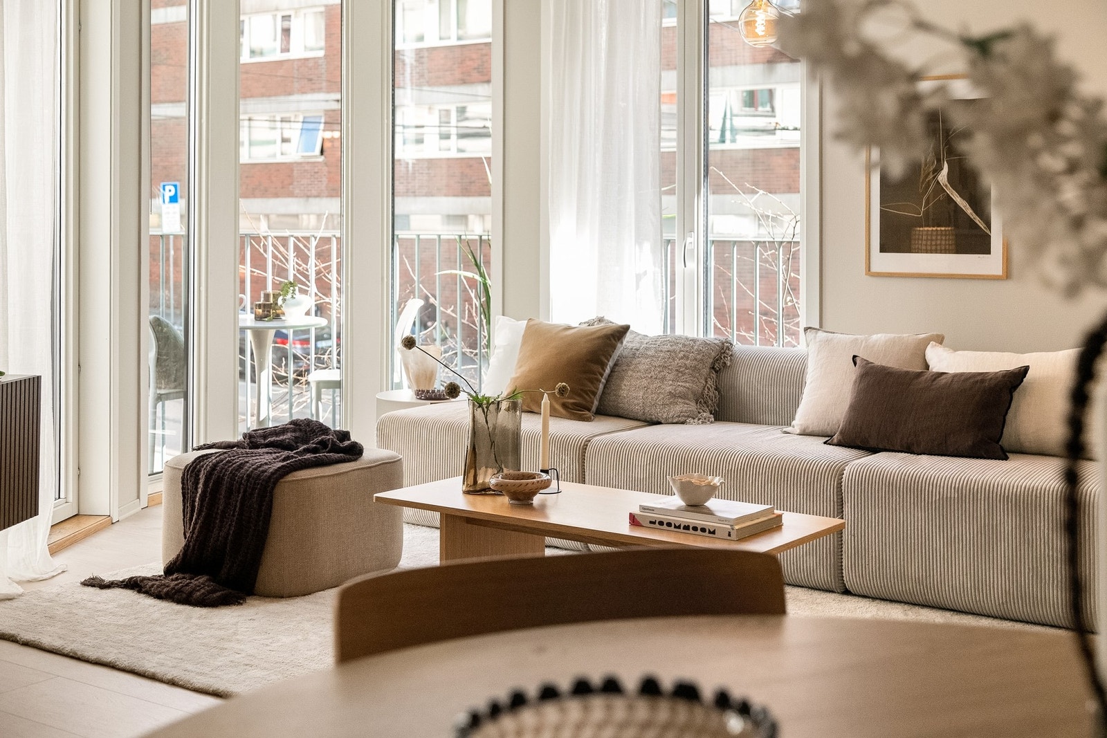Stuen gir god plass til en fin sofagruppe, mediemøblement, spisestue og annet ønskelig møblement. Galleribilde
