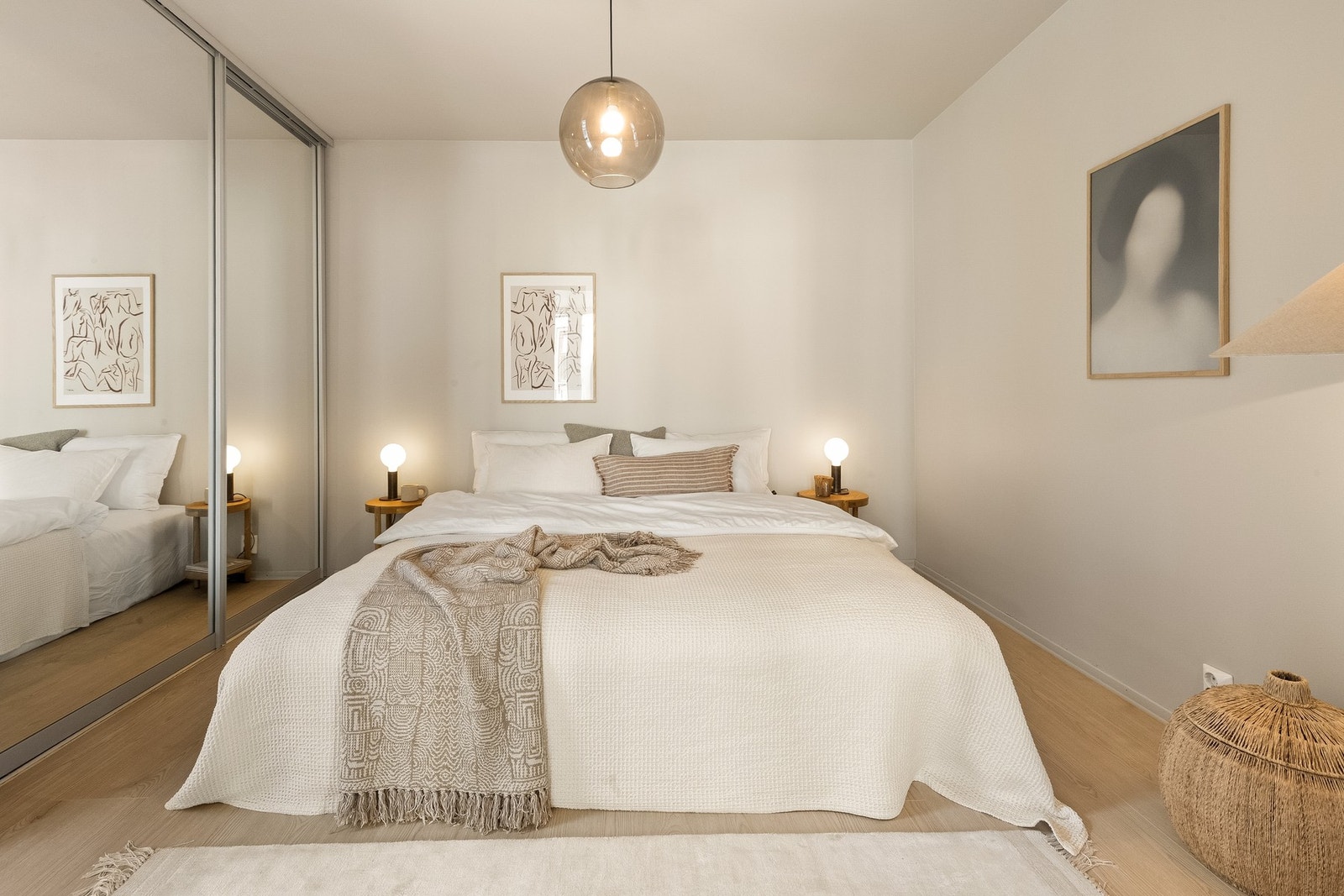 Romslig og innbydende hovedsoverom med god plass til stor dobbeltseng, nattbord og annet ønsket møblement. Galleribilde