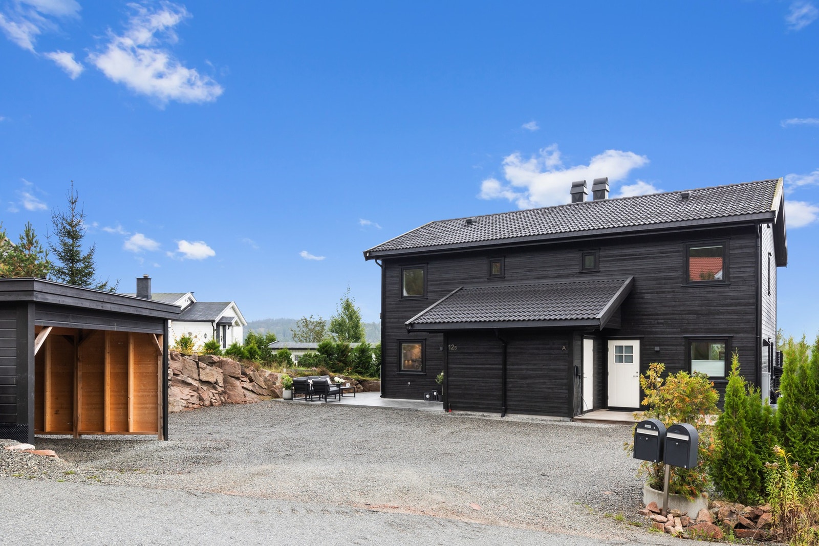 Gruslagt gårdsplass med carport og enkel adkomst Galleribilde