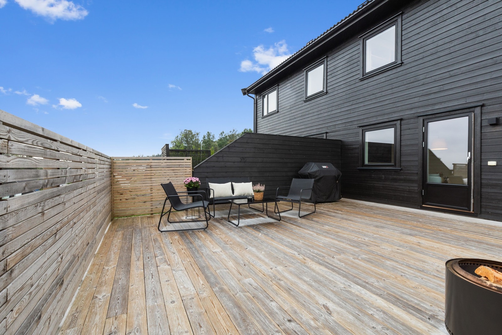 Stor og skjermet terrasse Galleribilde