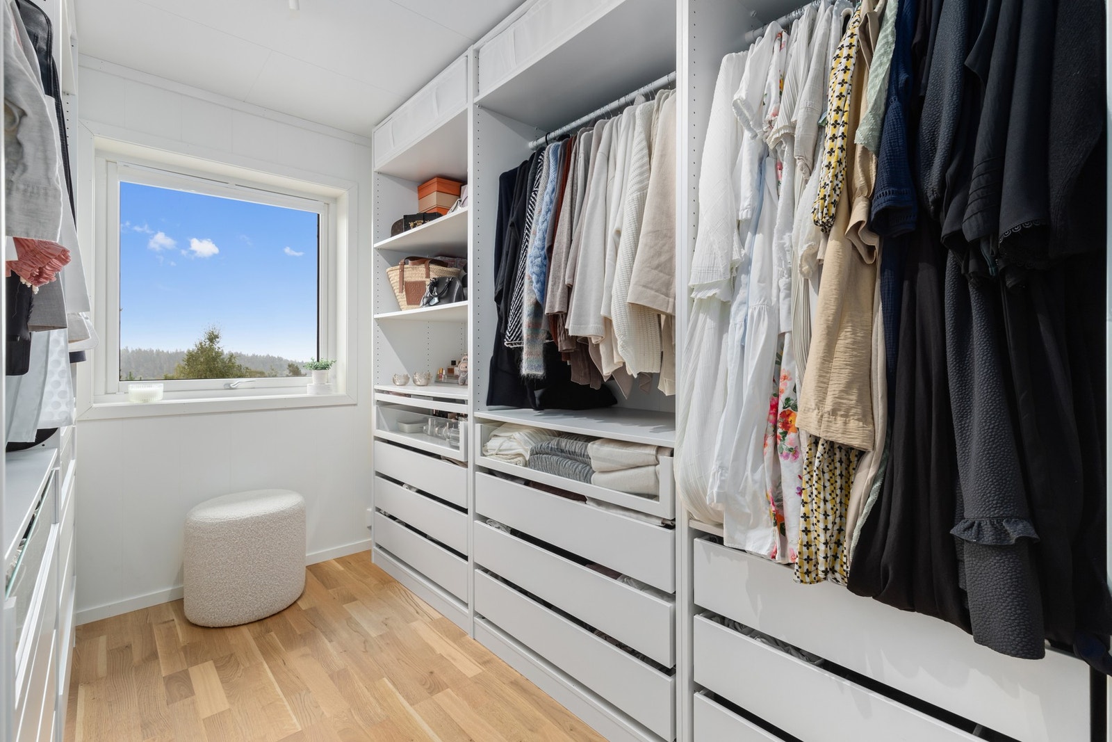 Walk-in closet Galleribilde