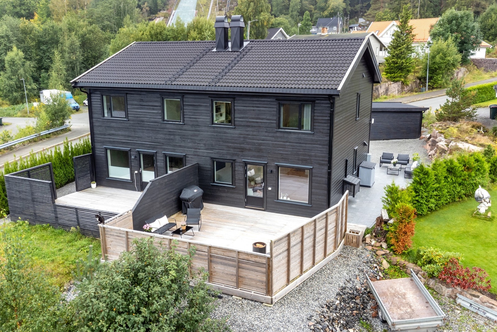 Attraktiv halvpart av tomannsbolig over to plan med romslig og skjermet terrasse Galleribilde