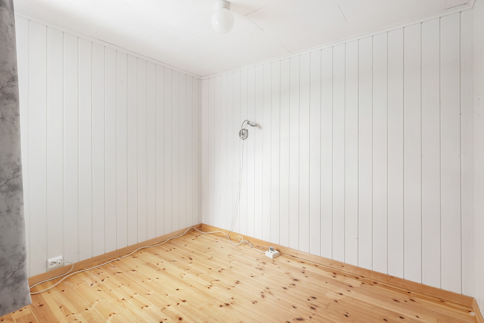 Her har du plass til dobbeltseng og nattbord. Soverom med plass til hvile etter aktive dager ute. Galleribilde