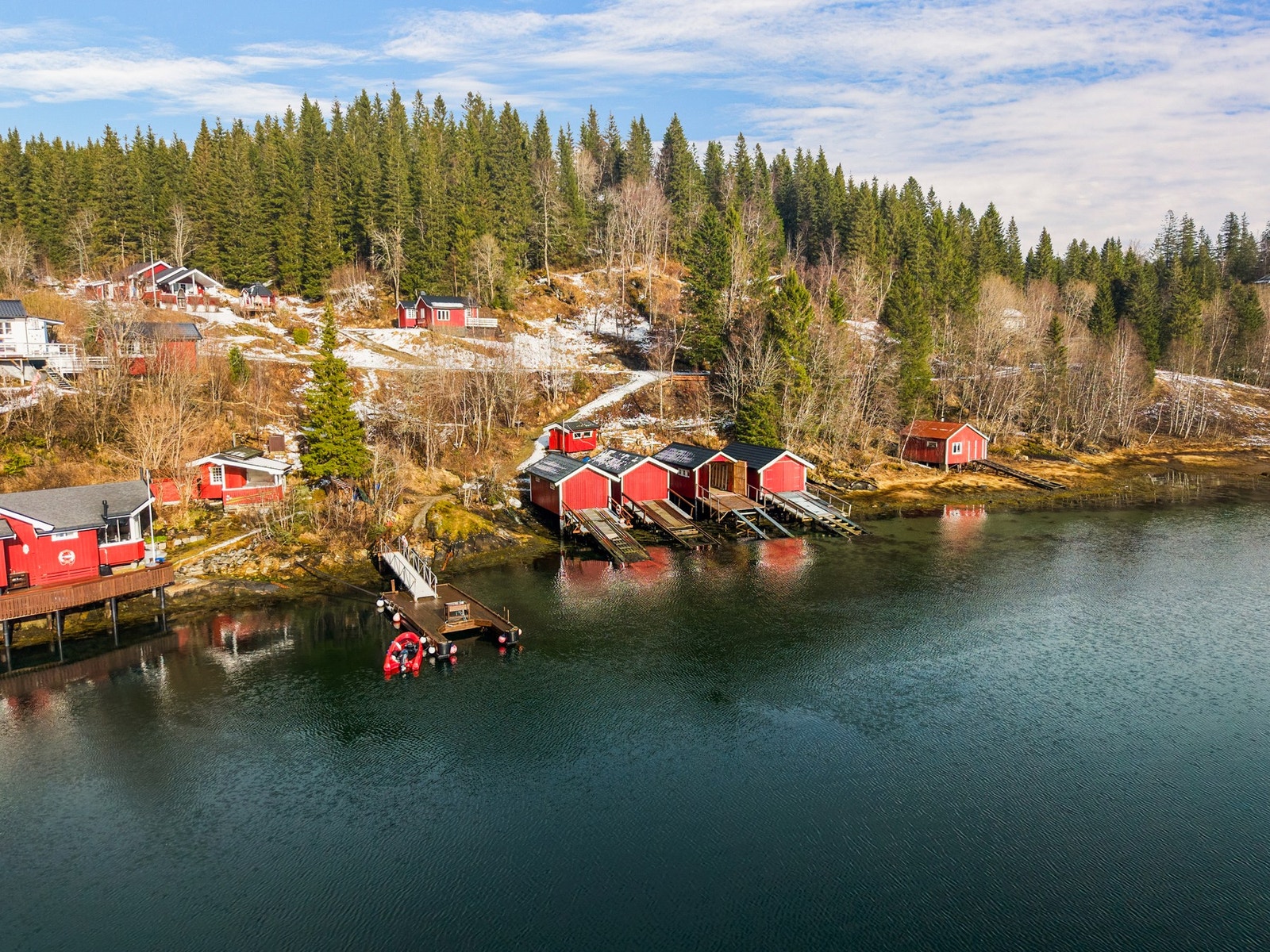 Straumen er kjent for lune forhold og gode solforhold gjennom dagen. Eget naust med strøm og vann - en stor fordel for deg med båt. Galleribilde