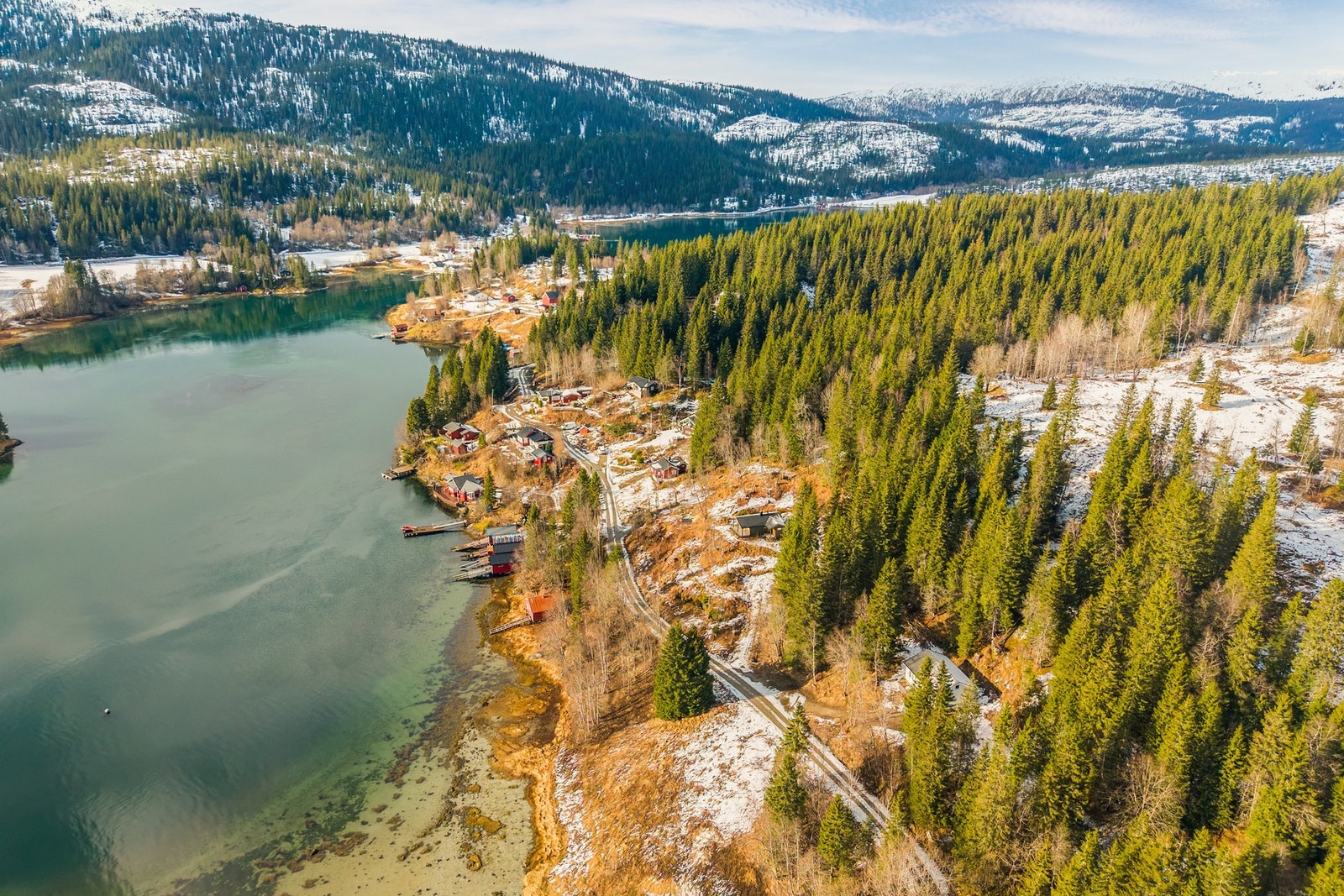 Her får du en sjelden kombinasjon av skjerming, nærhet til sjøen og gode solforhold gjennom dagen. Fra eiendommen har du kort vei til fjorden og rike muligheter for både båt- og friluftsliv. Galleribilde