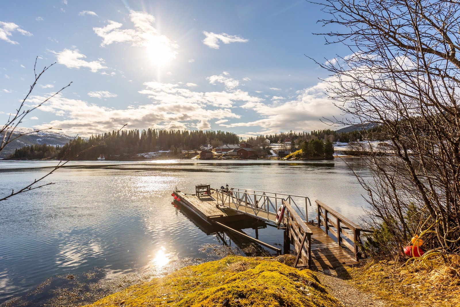 Her deler du også brygge med flere av hytteeierne. Båtplass på felles helårsbrygge med strøm, vann og sløyebenk. Galleribilde