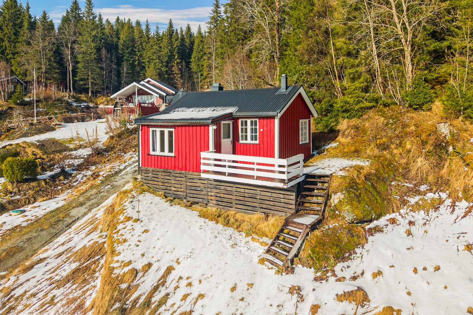 Hytten ligger godt plassert i terrenget med rolige og skjermede omgivelser. Galleribilde