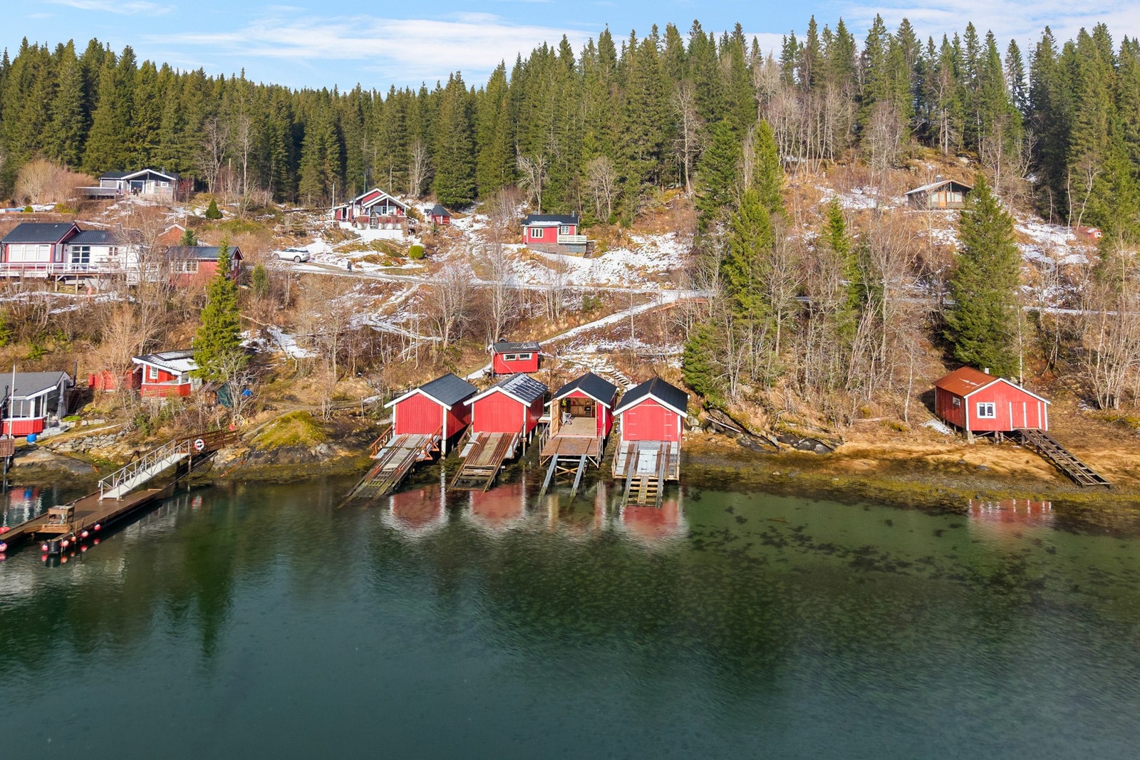 EIE eiendomsmegling v/ Ole Morten Grotnes har gleden av å presentere Husnesveien 132 - En sjeldent flott fritidseiendom med unik beliggenhet ved fjorden med naust og flytebrygge. Foto: Kathinka Kapfjell Herbst v/ Vaajmoe AS Galleribilde