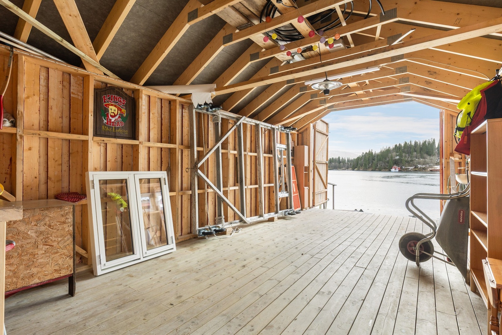 Naustet kan også være en fin plass å samle venner og familie til hyggelig sammenkomst. Naustet gir enkel og effektiv tilgang til sjøen. Galleribilde