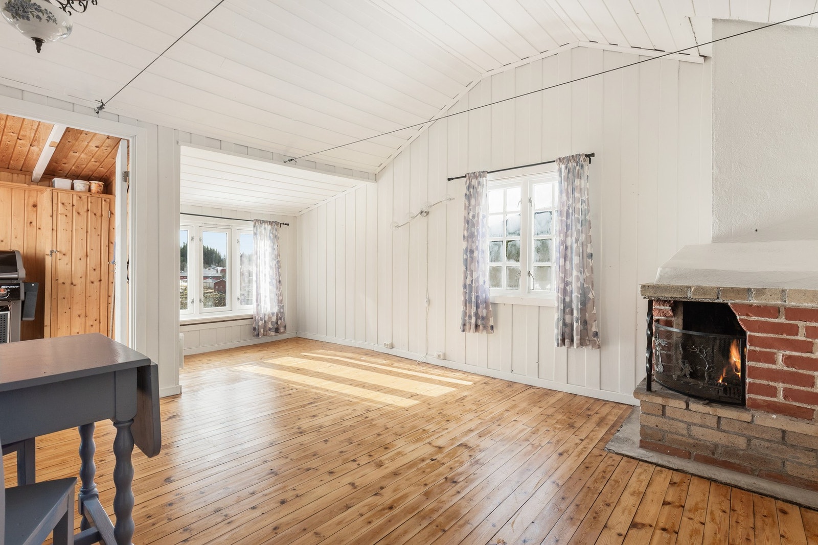 De store vindusflatene gir rommet godt med naturlig lys inn, og rammer pent inn utsikten utenfor. Galleribilde