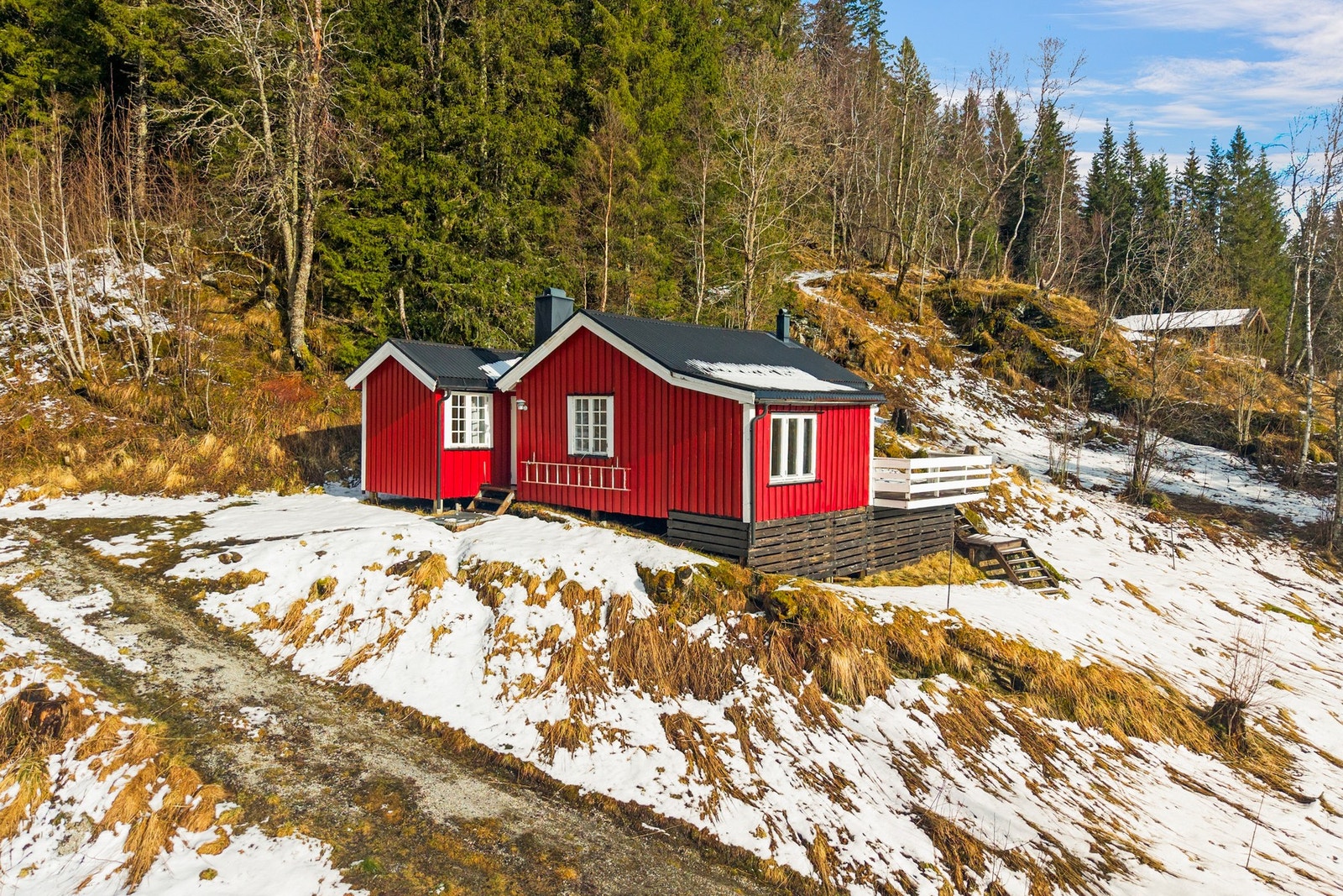 Gode uteområder rundt hytten gir rom for både aktivitet og avslapning. Galleribilde