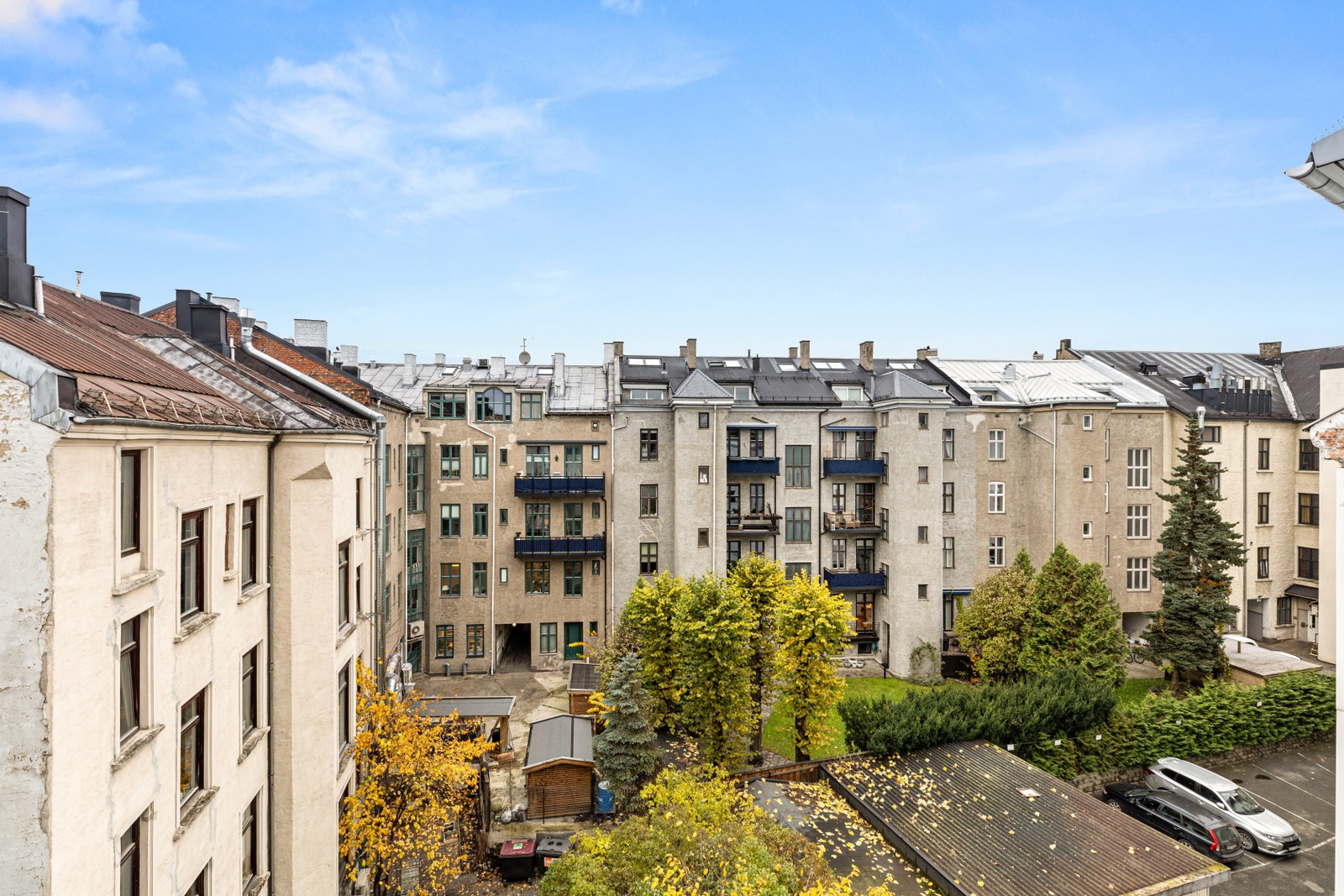 Utsikt mot rolig bakgård Galleribilde