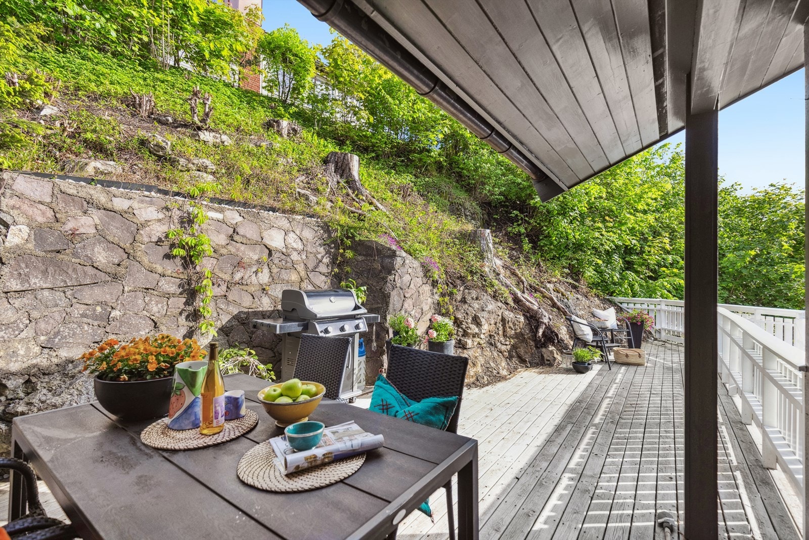 Usjenert og solrik terrasse. Galleribilde